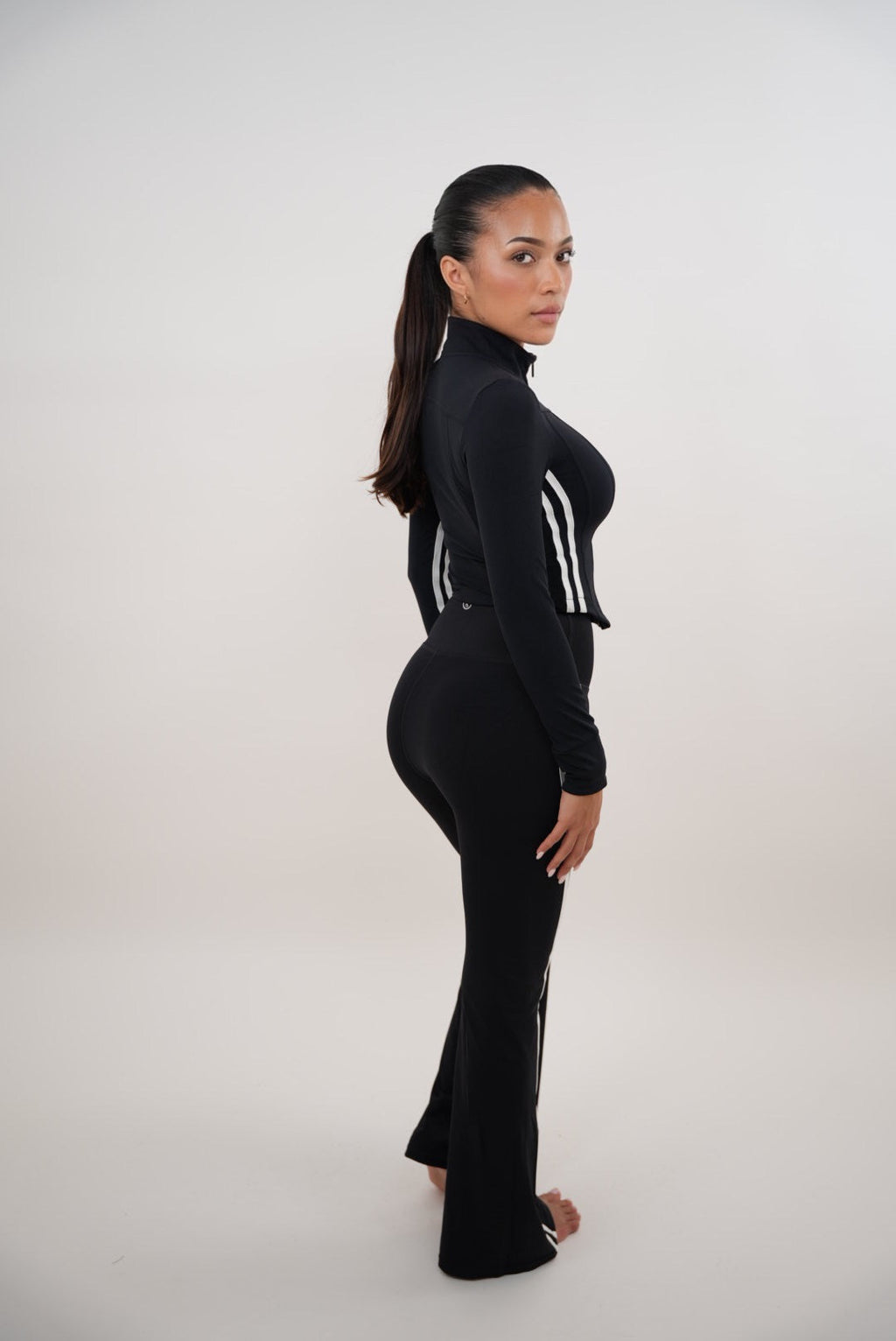 Soy un pantalón acampanado negro motivado