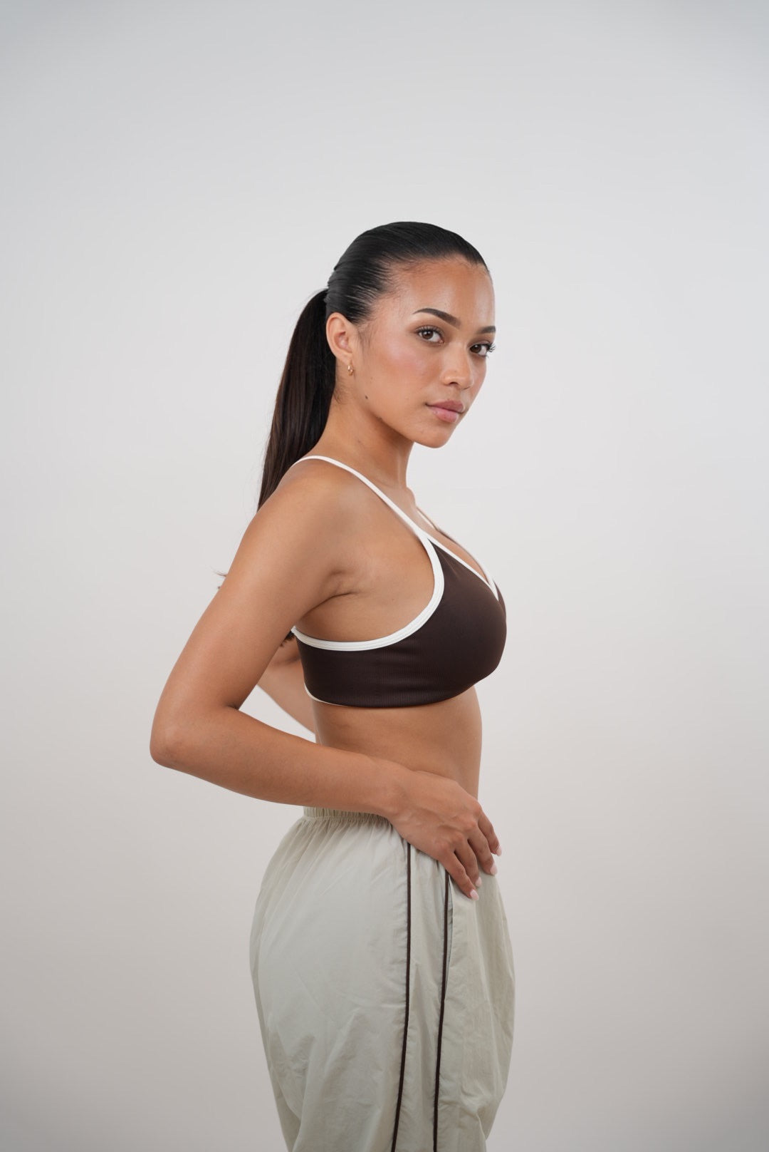 Acepto el cambio con gracia. Pantalón beige versátil de corte relajado.