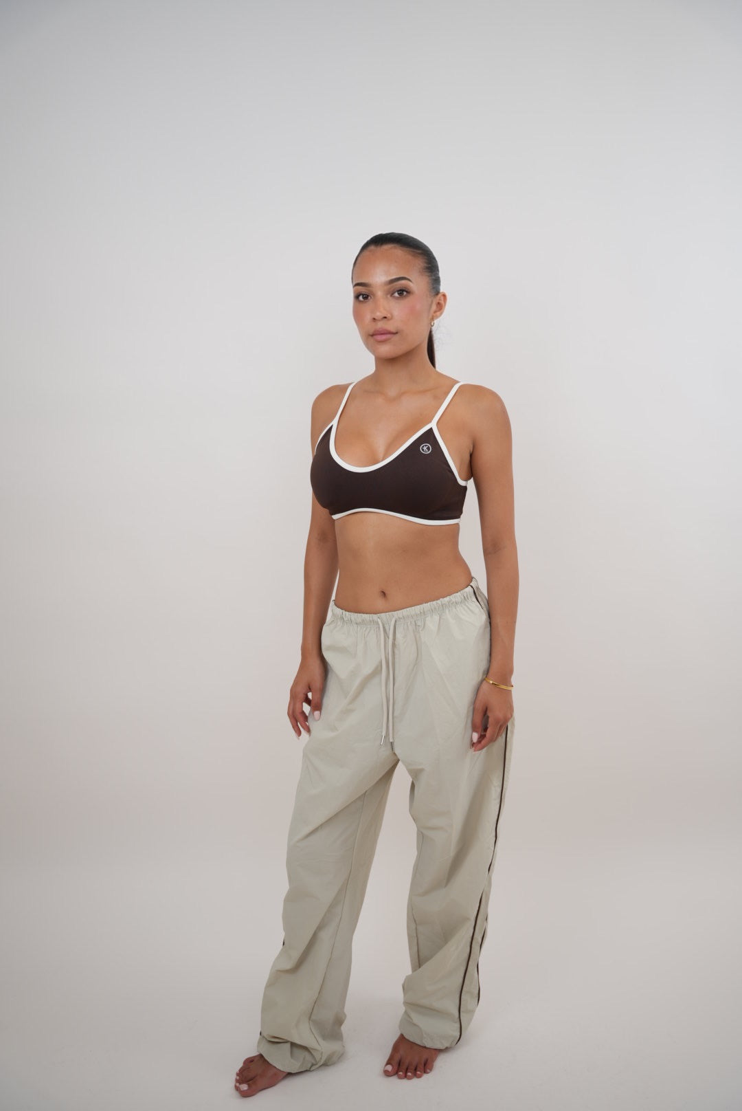 Acepto el cambio con gracia. Pantalón beige versátil de corte relajado.