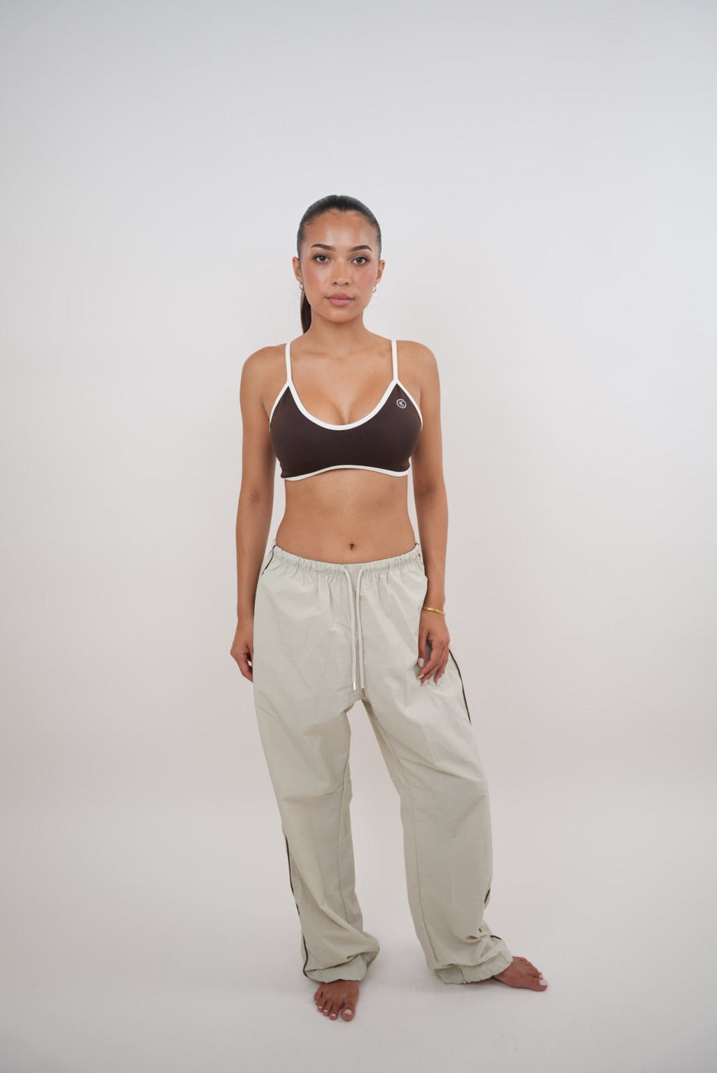 Acepto el cambio con gracia. Pantalón beige versátil de corte relajado.