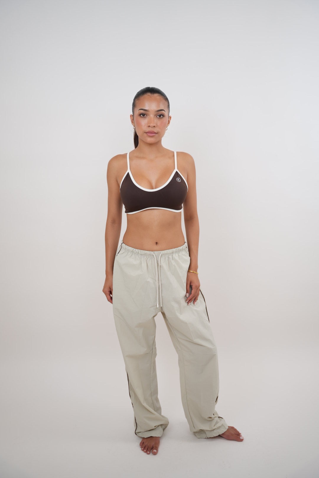 Acepto el cambio con gracia. Pantalón beige versátil de corte relajado.