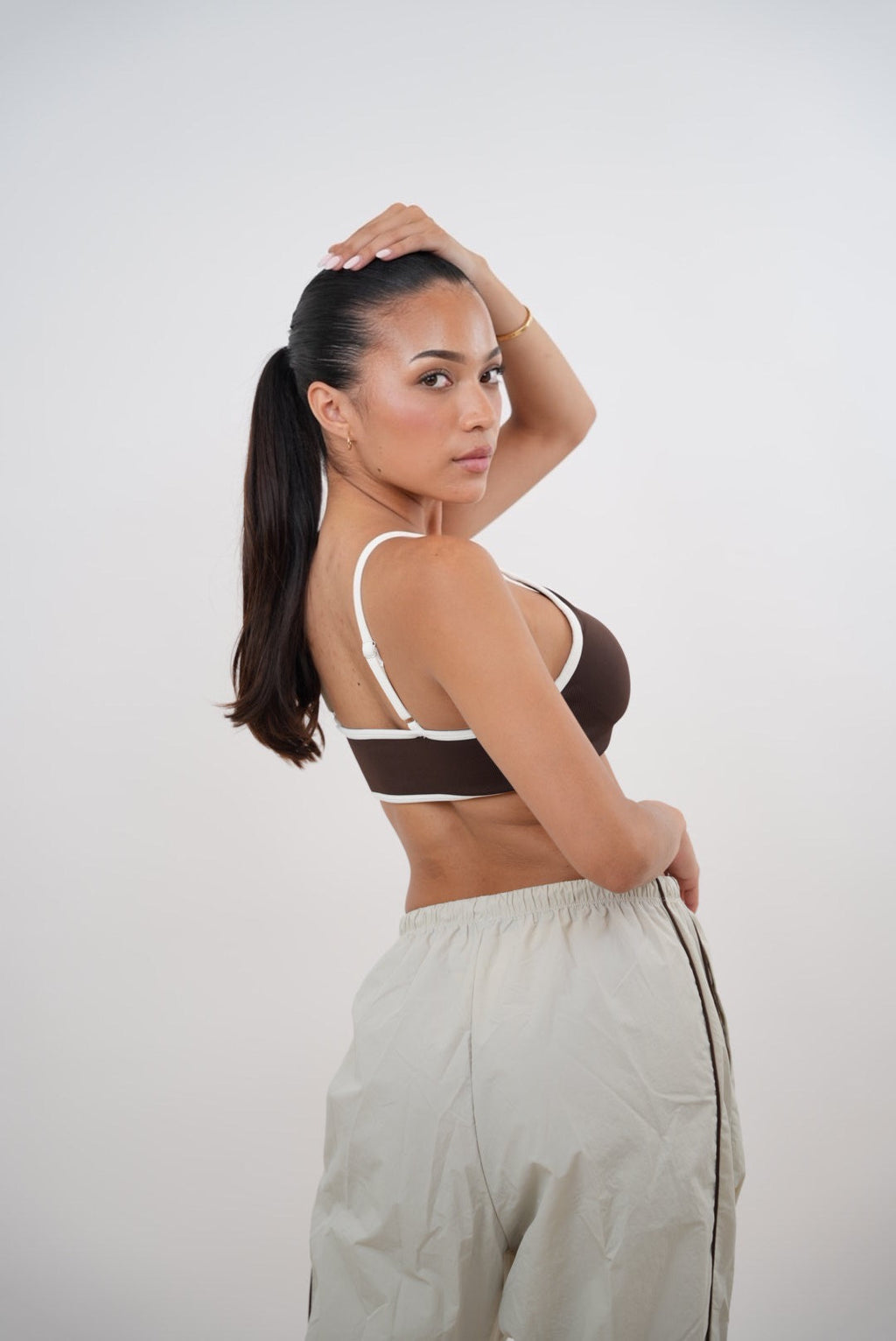 Acepto el cambio con gracia. Pantalón beige versátil de corte relajado.