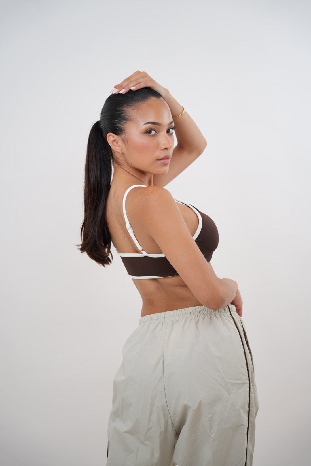 Acepto el cambio con gracia. Pantalón beige versátil de corte relajado.