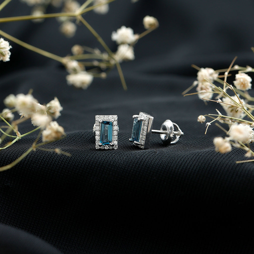Pendientes de topacio azul de Londres talla baguette de medio quilate natural con halo de diamantes
