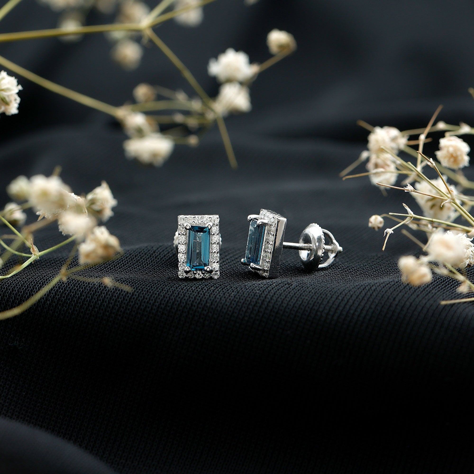 Pendientes de topacio azul de Londres talla baguette de medio quilate natural con halo de diamantes
