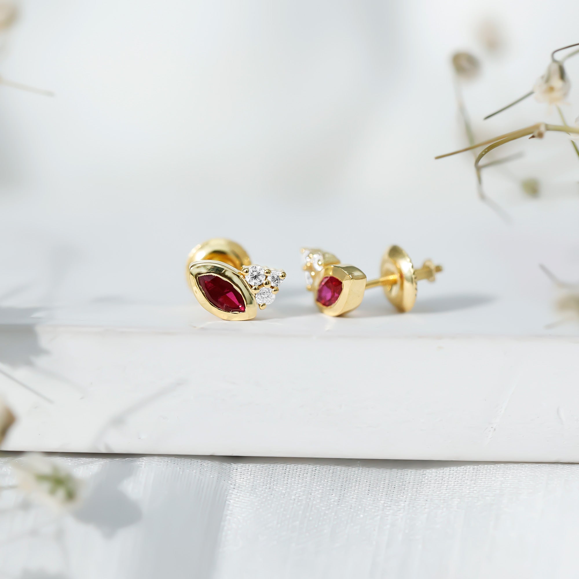 Pendientes de plata con rubí de laboratorio talla marquesa y diamantes