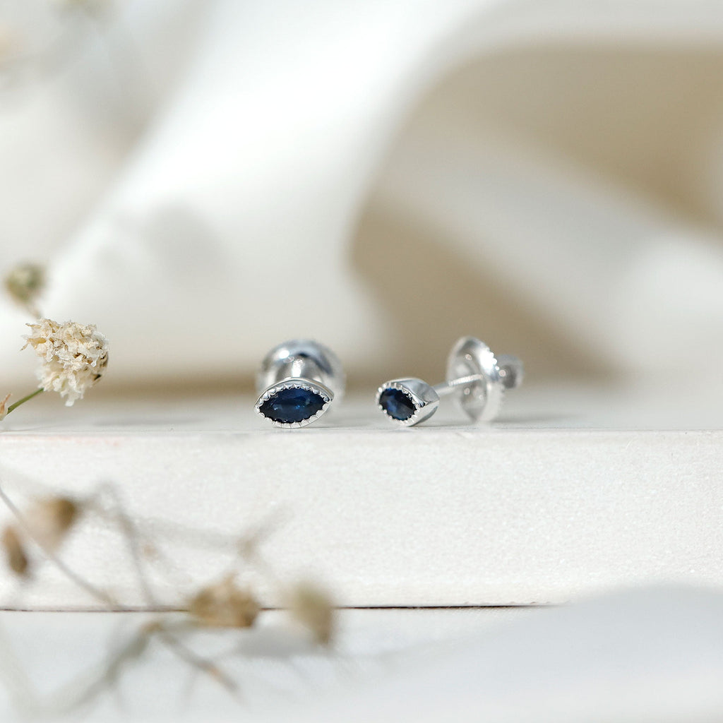 Pendientes de Zafiro Azul Natural de 0,3 Quilates con Corte Marquesa en Plata