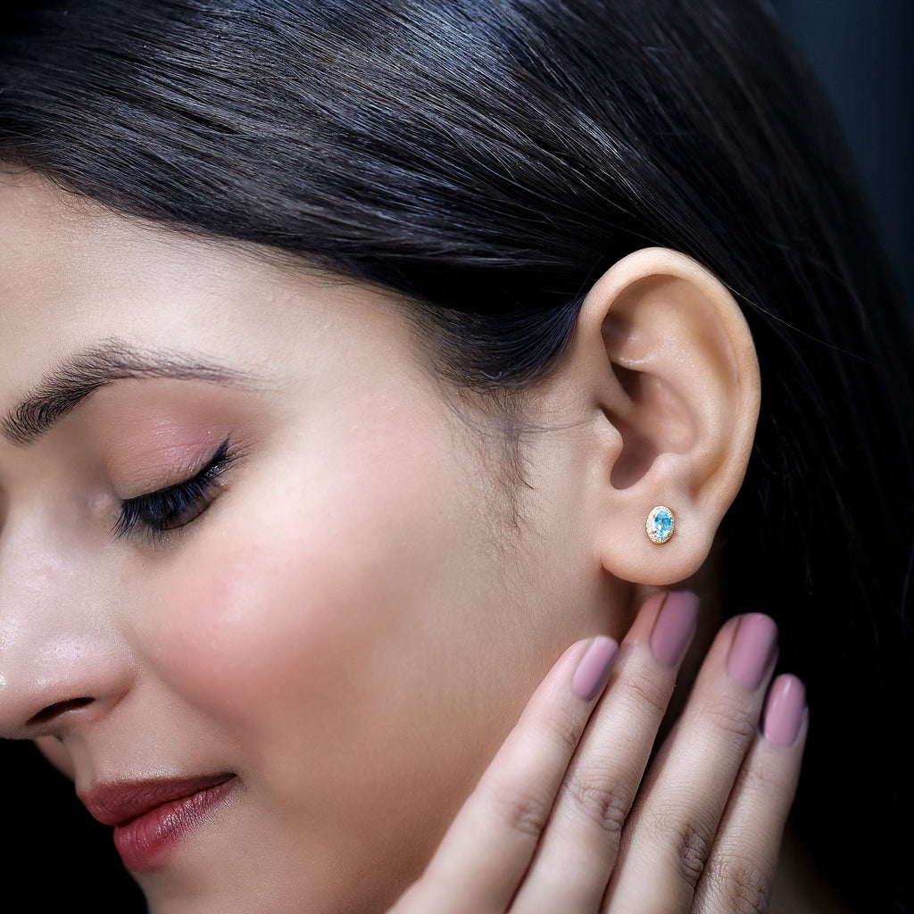Pendientes de topacio azul suizo natural con halo de diamantes
