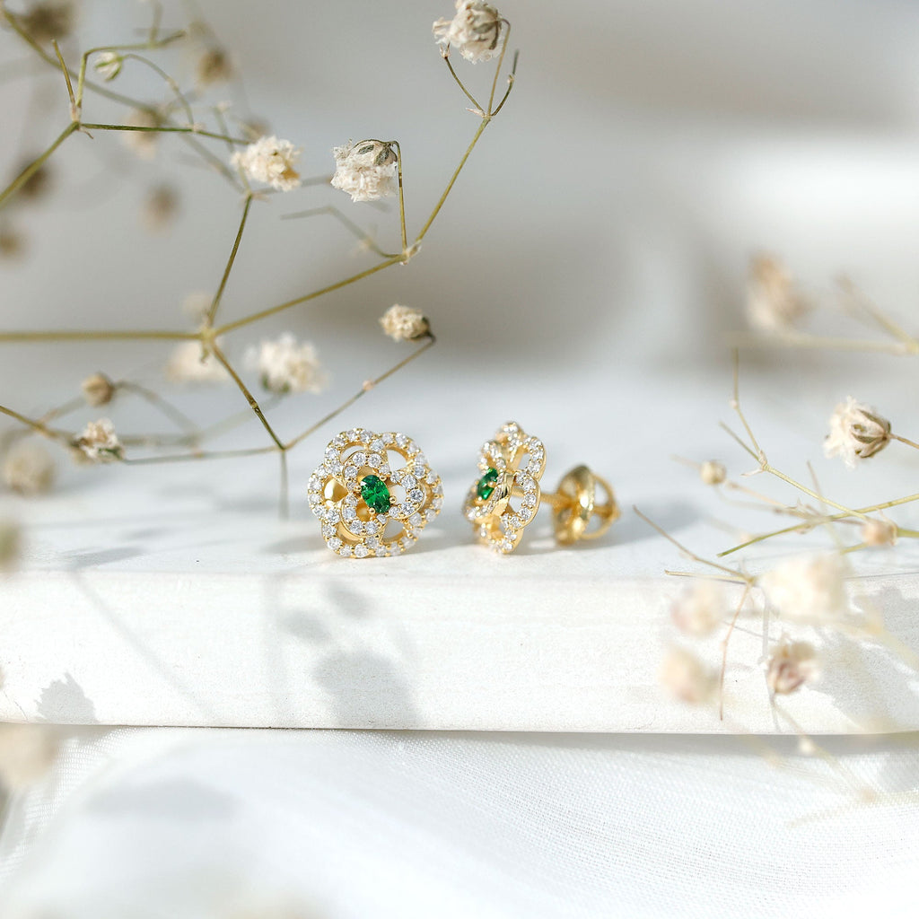 Pendientes de oro amarillo chapados en plata con esmeraldas creadas en laboratorio y diamantes en forma de flor para mujer