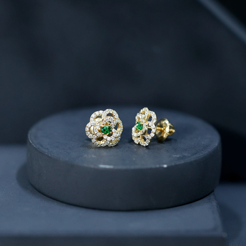 Pendientes de oro amarillo chapados en plata con esmeraldas creadas en laboratorio y diamantes en forma de flor para mujer
