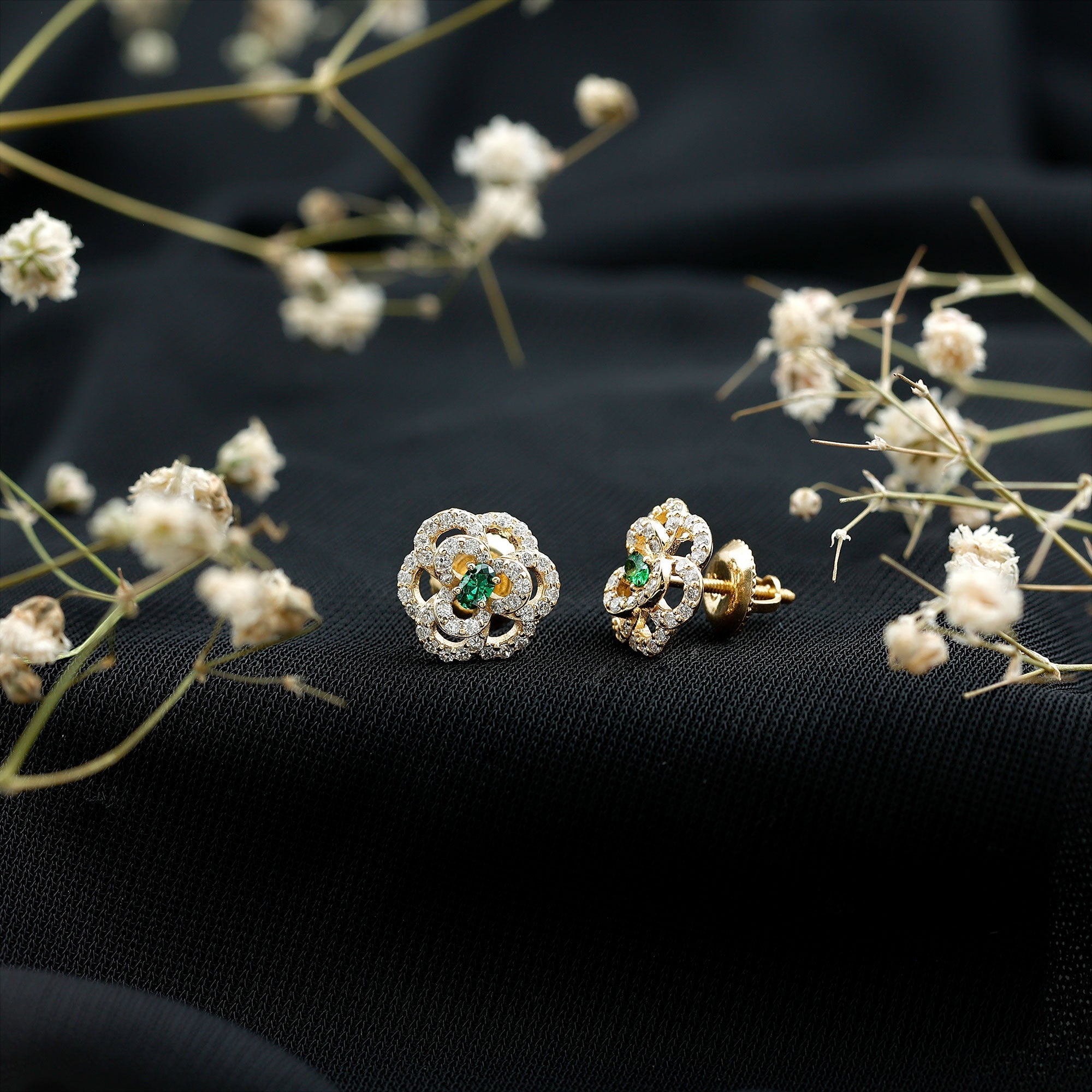 Pendientes de oro amarillo chapados en plata con esmeraldas creadas en laboratorio y diamantes en forma de flor para mujer