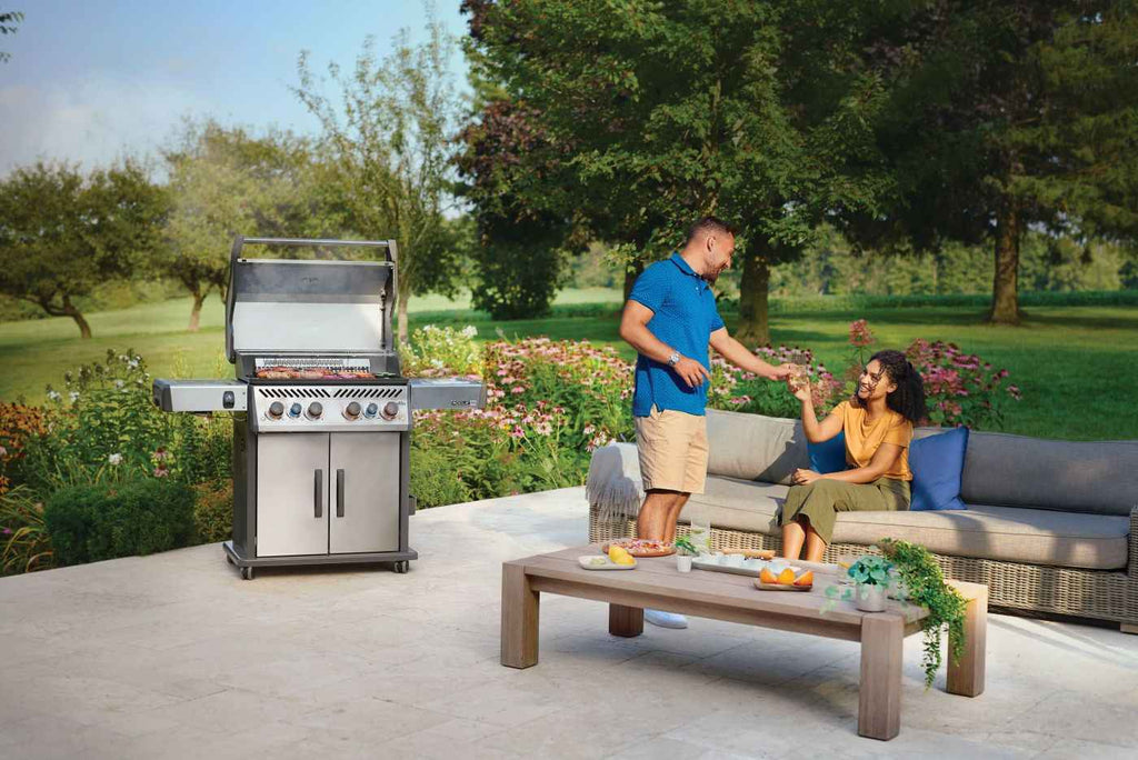 Parrilla a gas Patio Elegance Rogue PRO‑S 525 RSIB con quemadores laterales y traseros infrarrojos