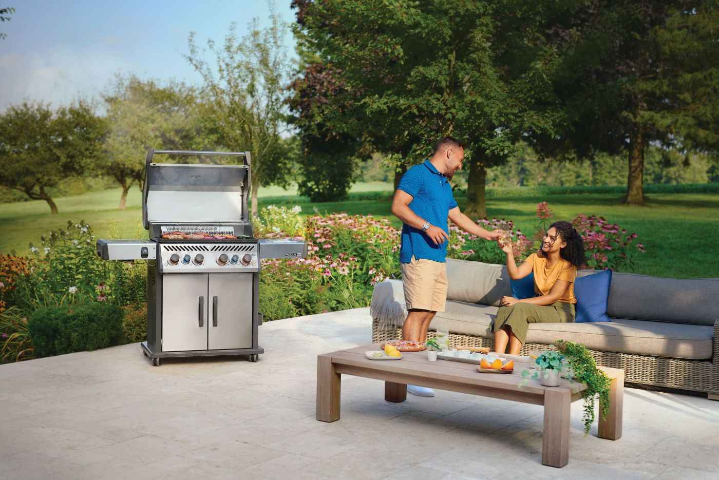 Parrilla a gas Patio Elegance Rogue PRO‑S 525 RSIB con quemadores laterales y traseros infrarrojos