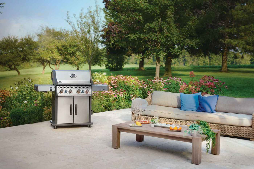 Parrilla a gas Patio Elegance Rogue PRO‑S 525 RSIB con quemadores laterales y traseros infrarrojos