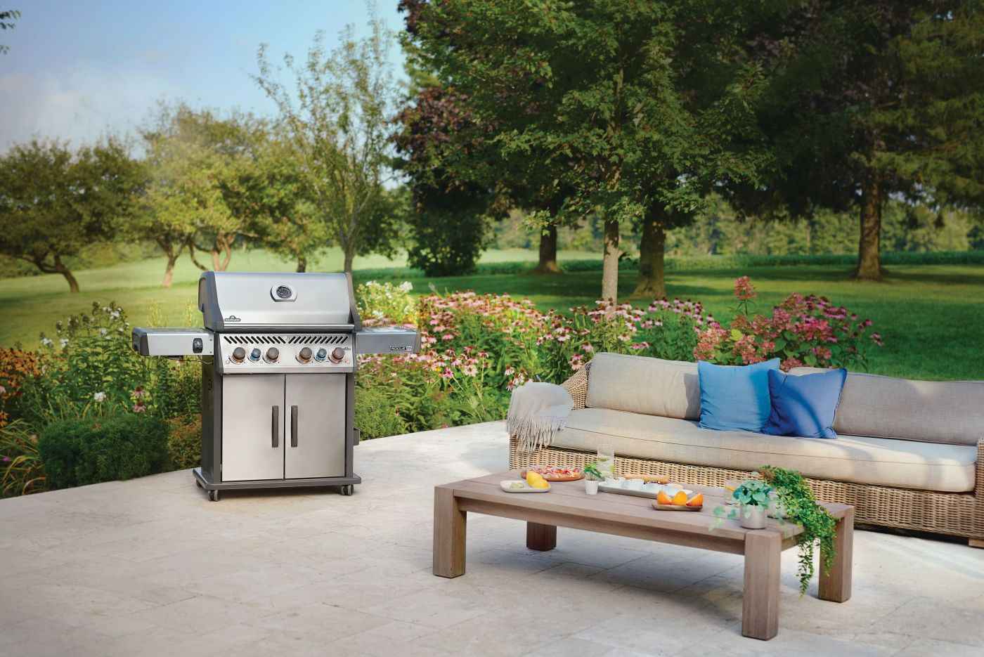 Parrilla a gas Patio Elegance Rogue PRO‑S 525 RSIB con quemadores laterales y traseros infrarrojos