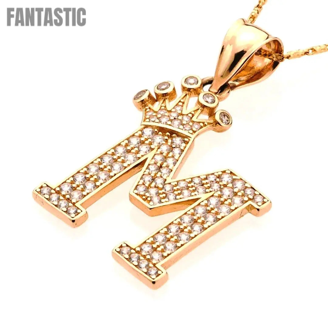 Resplandor real: Colgante plano con inicial "M" coronada en oro de 14 quilates con acento de circonita cúbica - ¡Compra ahora!