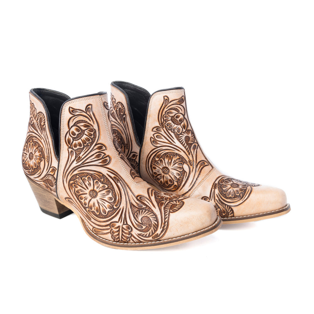 Botines florales estilo western en color crema