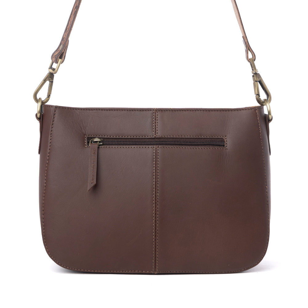 Myra Copper Crest Clutch aus handpunziertem Hairon-Leder in Sattel-Walnuss