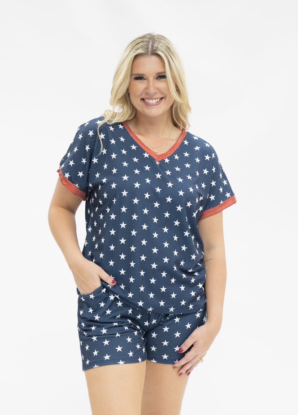 Top de cuello de pico con estrellas azules y blancas