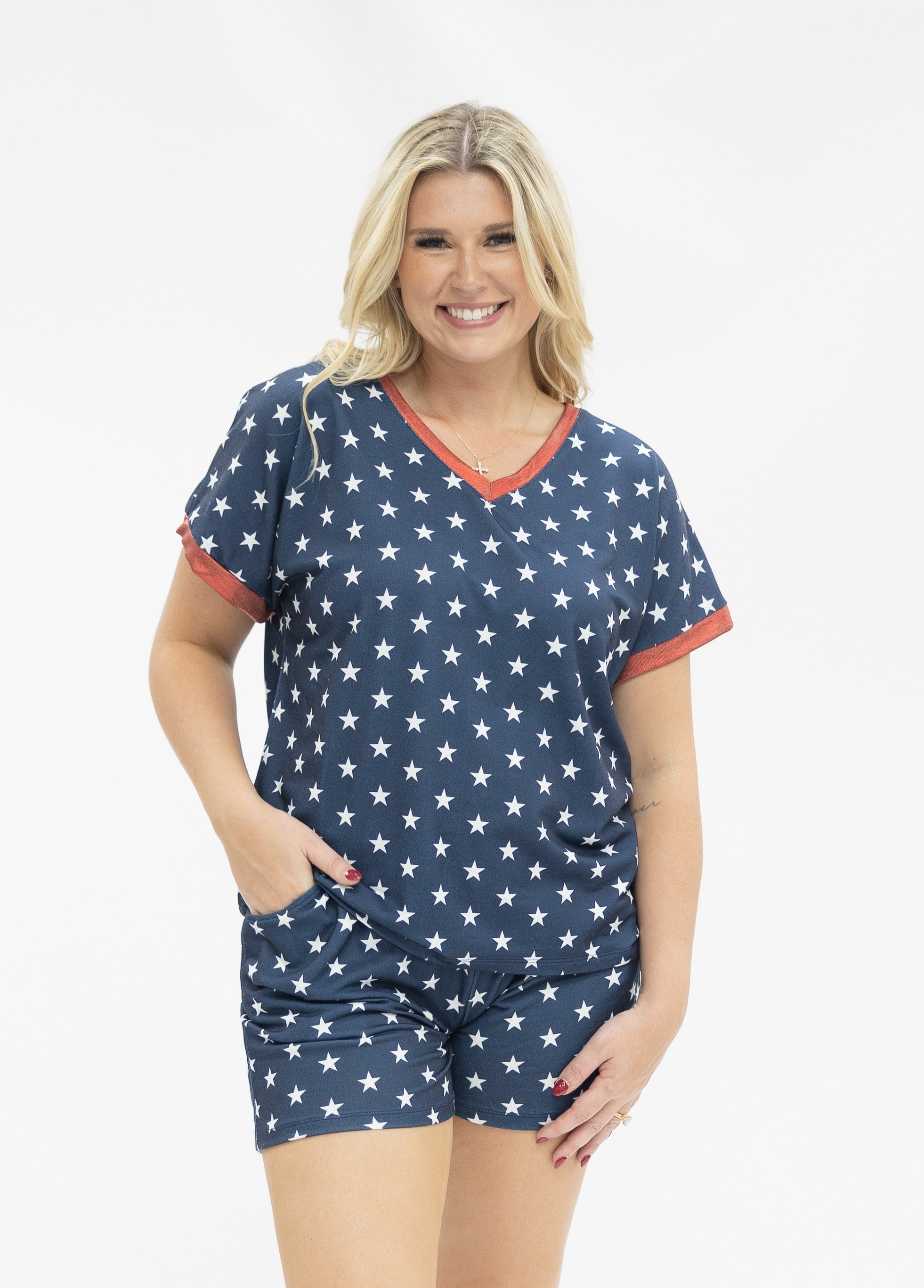 Top de cuello de pico con estrellas azules y blancas