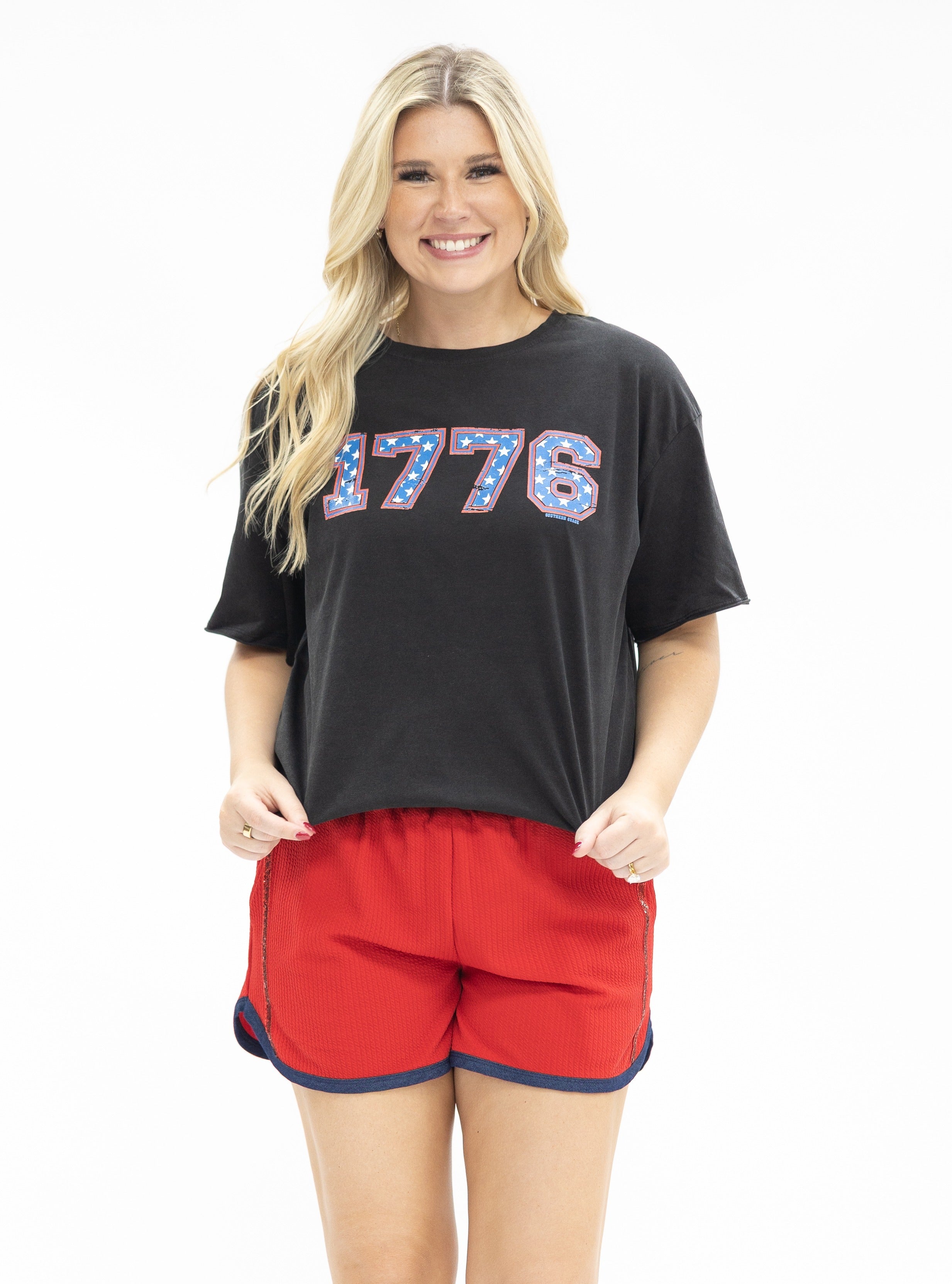 Rote Shorts mit Denim-Akzenten