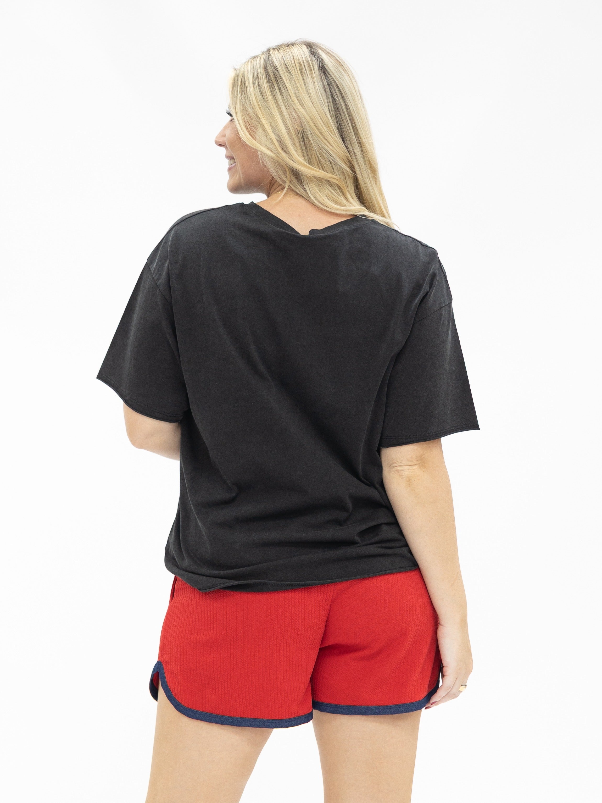 Rote Shorts mit Denim-Akzenten