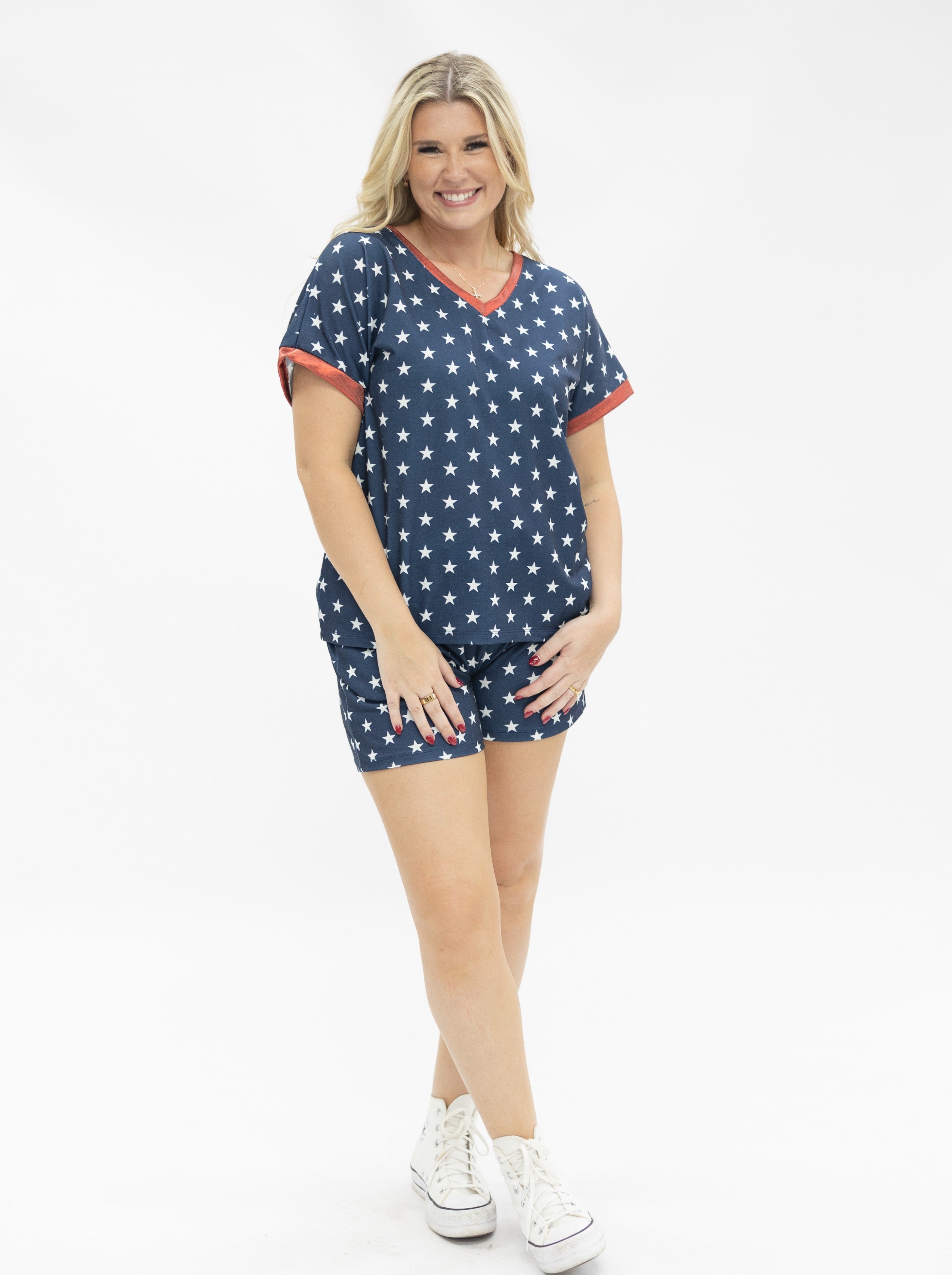Top de cuello de pico con estrellas azules y blancas