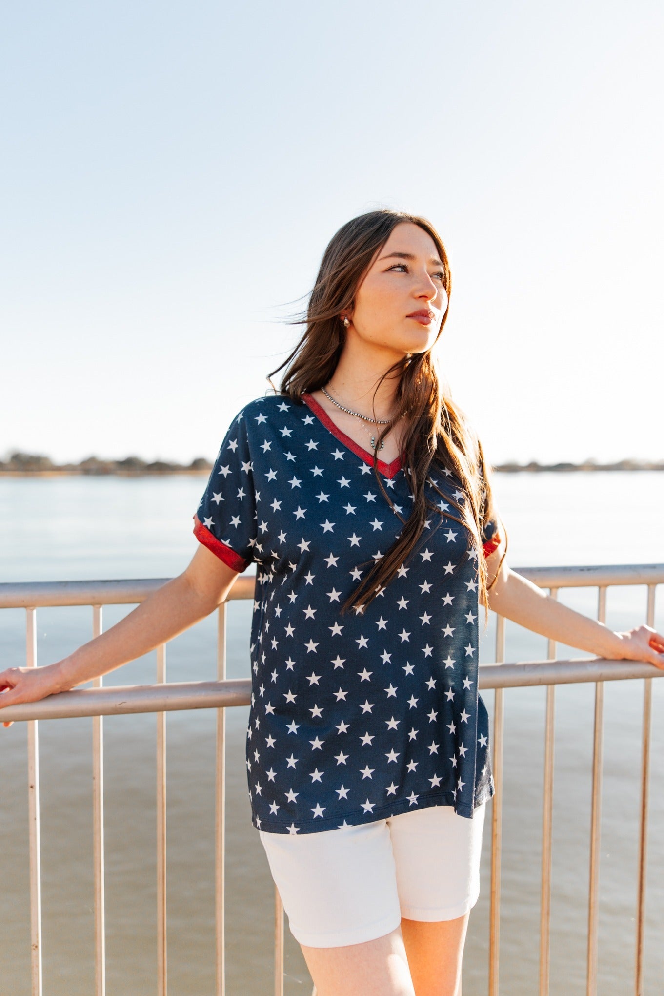 Top de cuello de pico con estrellas azules y blancas