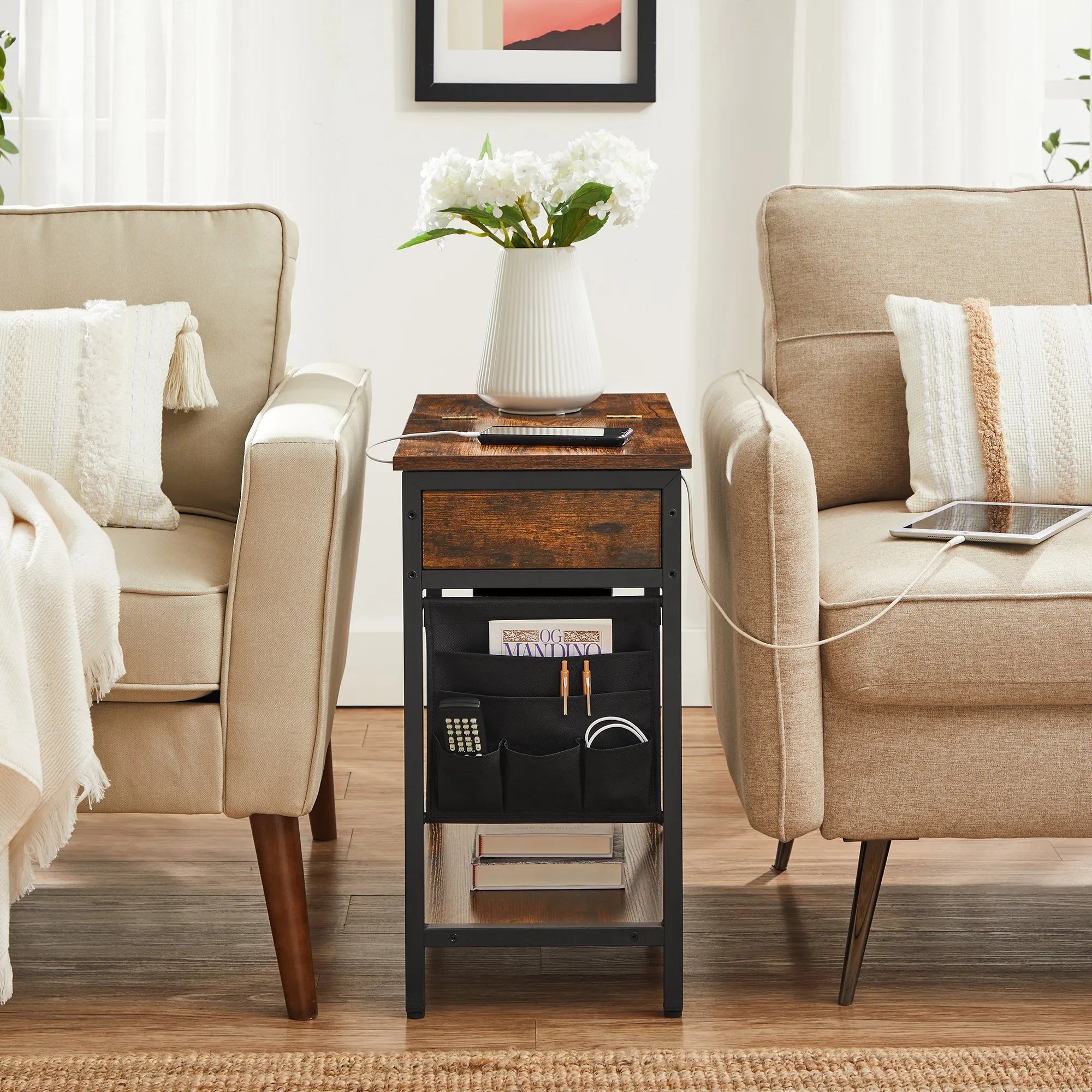 VASAGLE Mesa Auxiliar con Enchufe Múltiple, Mesa Auxiliar Estrecha con Puertos USB, Bolsillos, Mesita de Noche, para Sala de Estar, Dormitorio