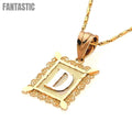 Colgante de oro de 14 quilates con letra inicial cuadrada "D"