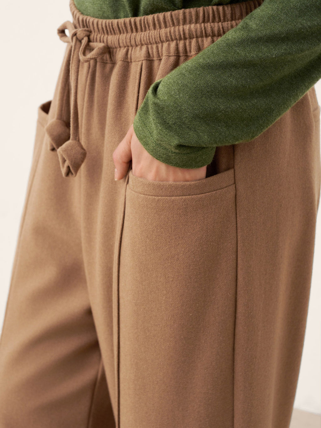 Pantalones Priscilla de lana con cordón y bolsillos de parche