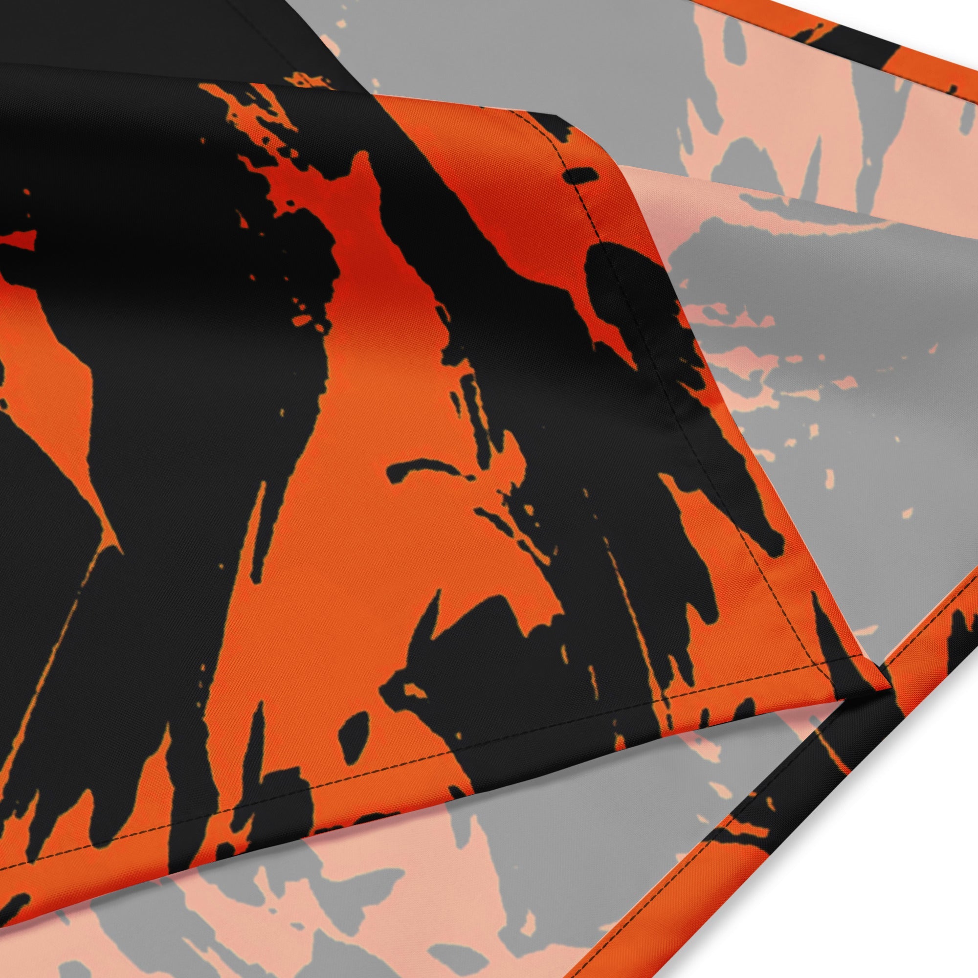 Pañuelo de rave con grafiti salpicado de pintura espeluznante negro y naranja