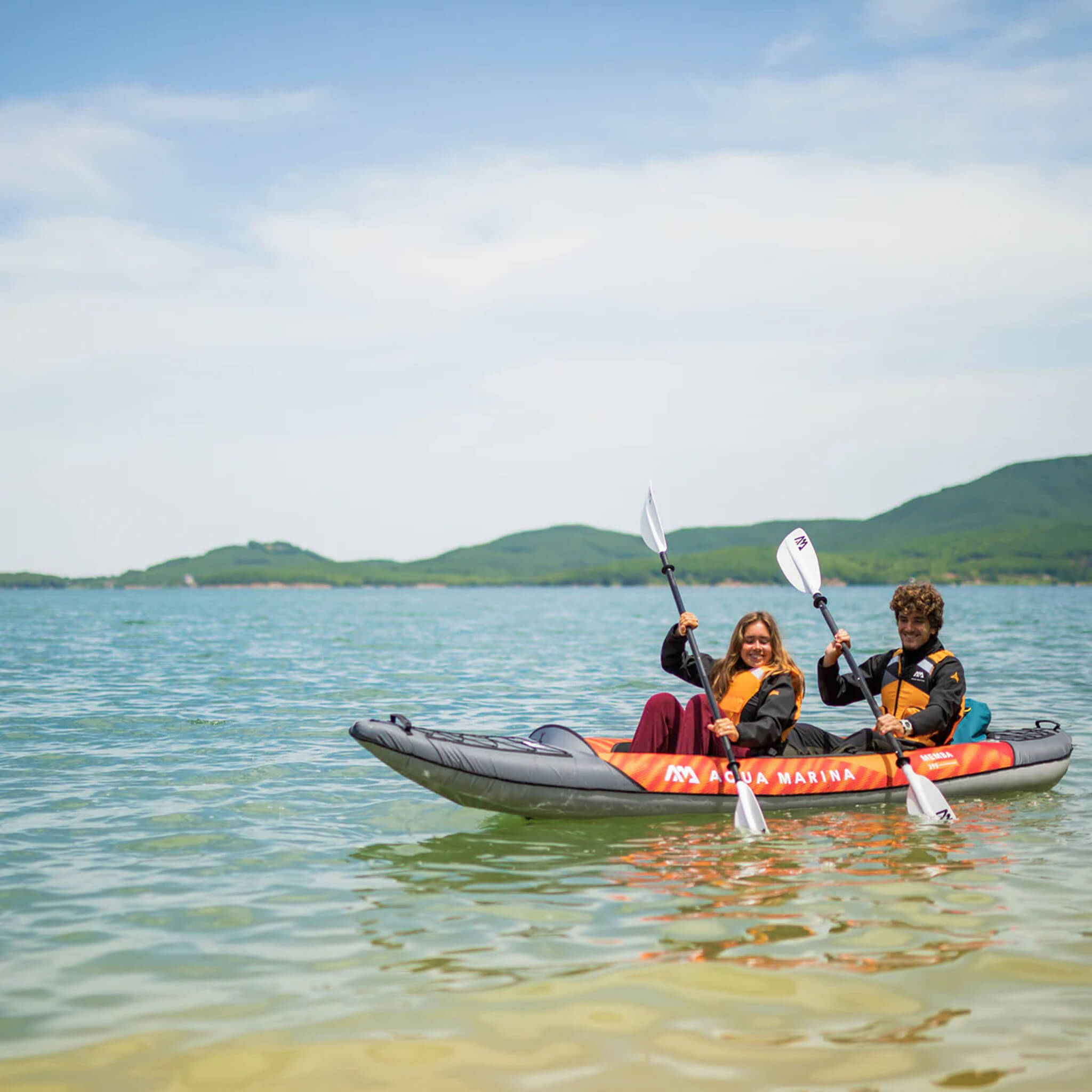 Kayak de travesía de 3,65 m (12 ft) para 2 personas Aqua Marina Memba 390 Premium con cubierta DWF y remos [ME-390] (SAK17282)