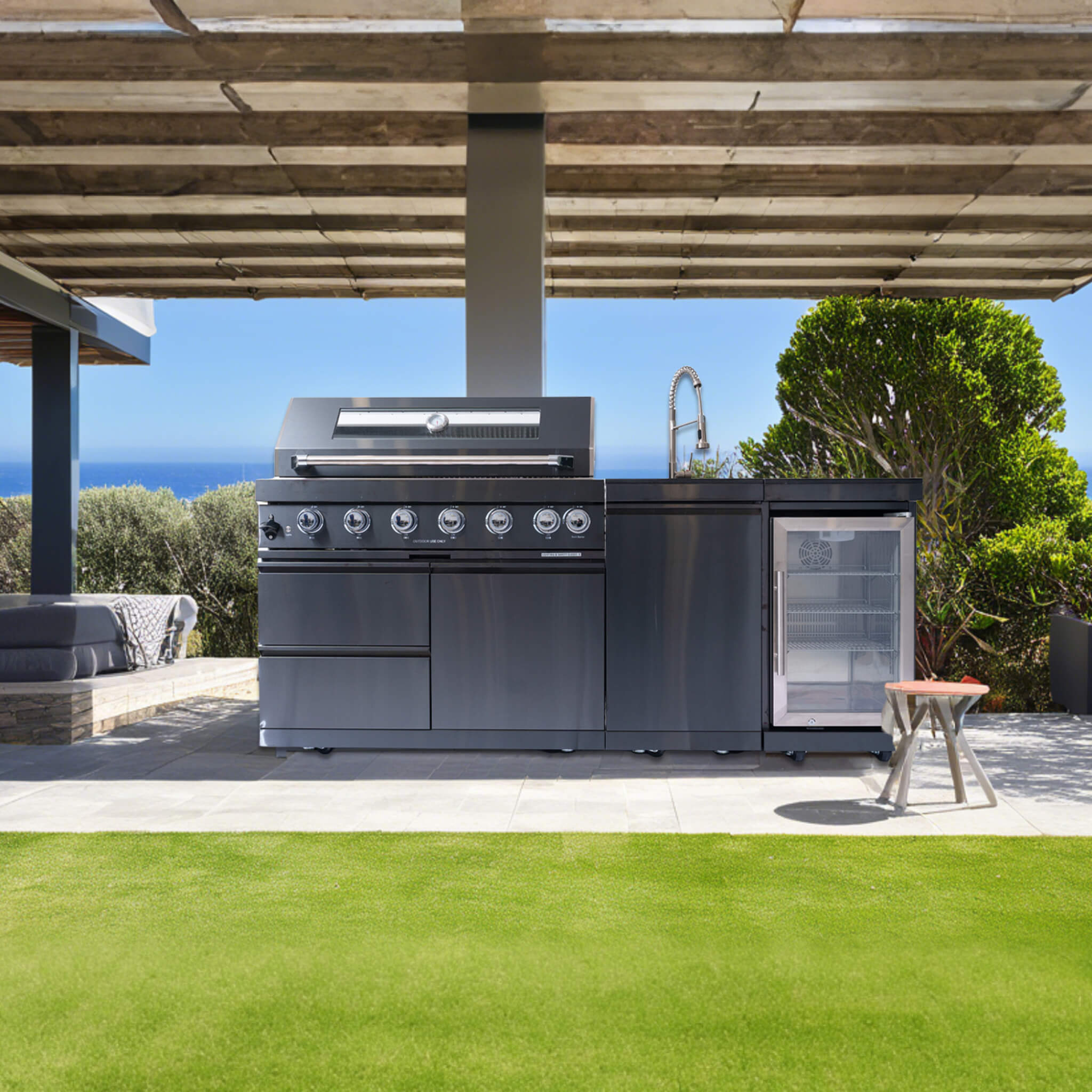 Castelle Flame Avalon Isla de Cocina para Barbacoa de Exterior de 43 Pulgadas, 6 Quemadores y 85K BTU con Refrigerador de Vinos, Kit de Asador Giratorio y Fregadero (SAK23864)