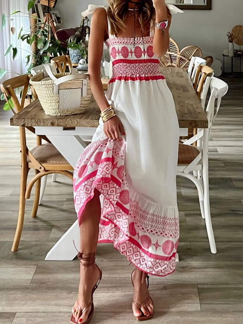 Maxikleid mit gesmoktem Print und Bindeträgern