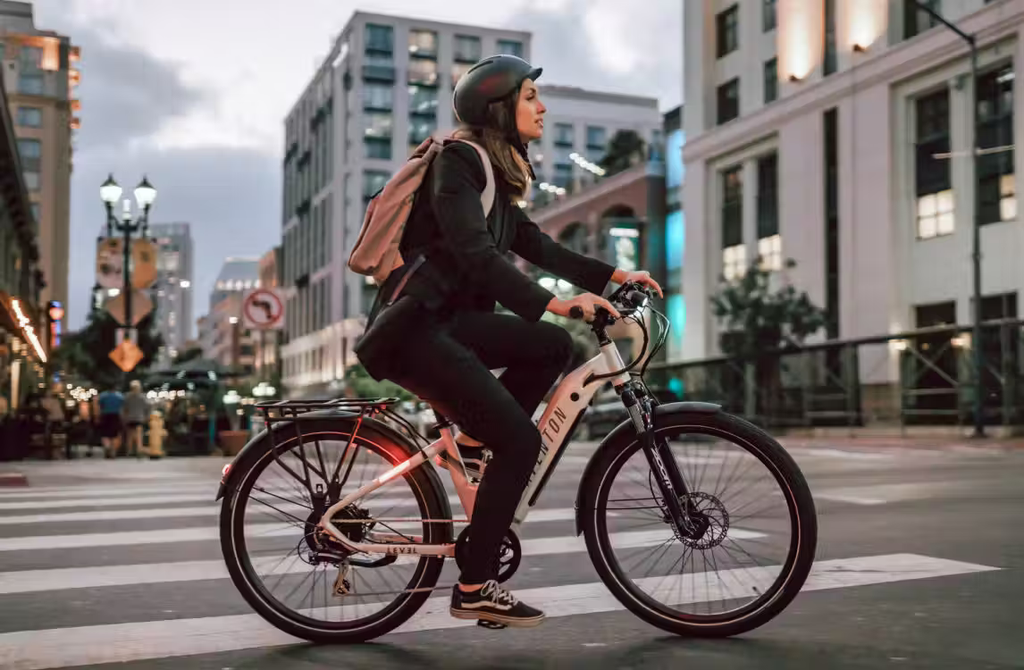 Bicicleta eléctrica urbana de paso bajo Aventon LEVEL.2