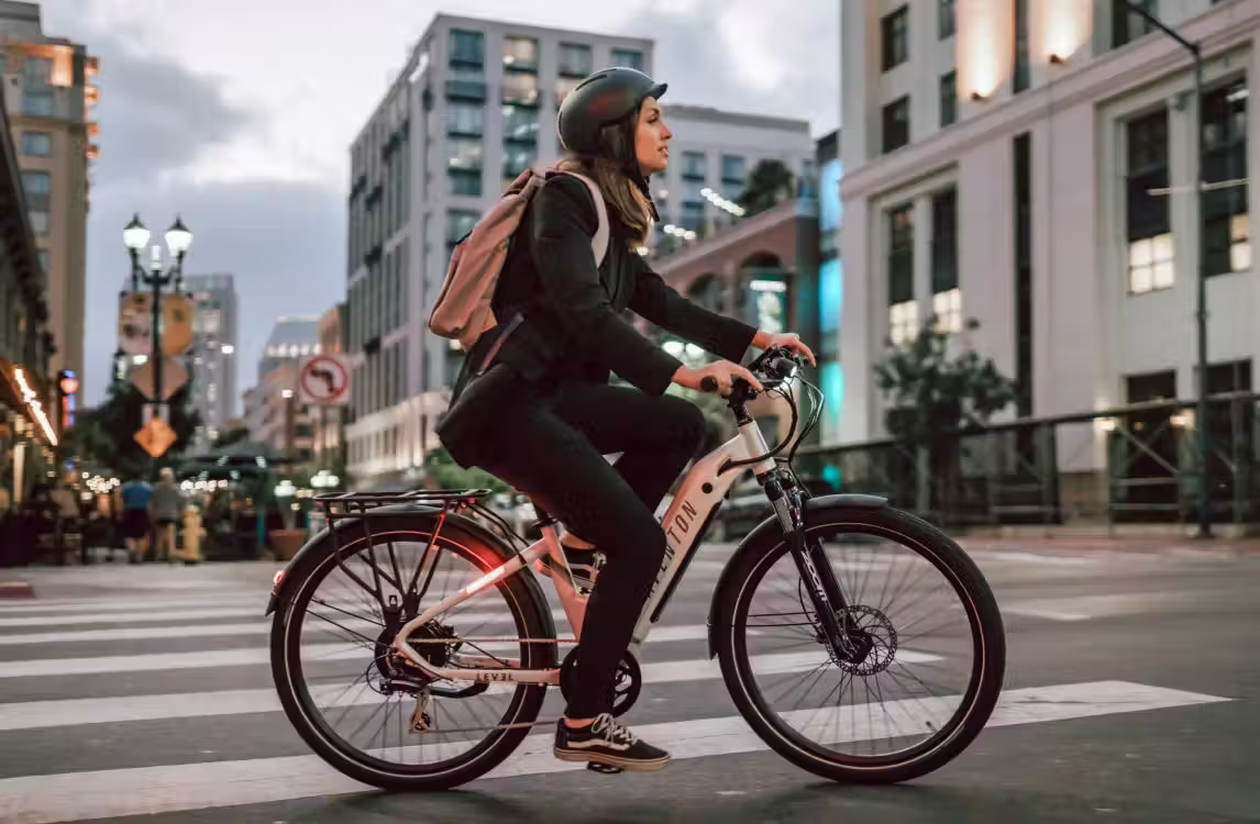 Bicicleta eléctrica urbana de paso bajo Aventon LEVEL.2