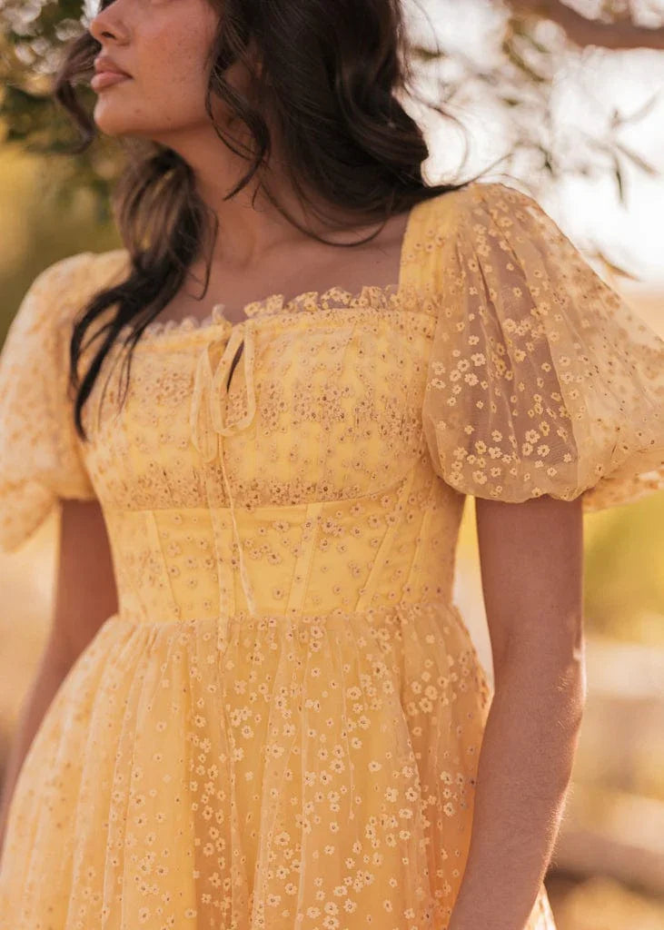 Vestido midi con mangas abullonadas Everbloom en amarillo