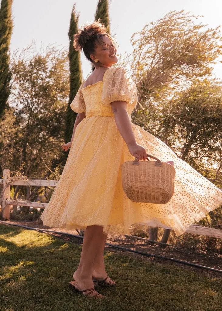 Vestido midi con mangas abullonadas Everbloom en amarillo