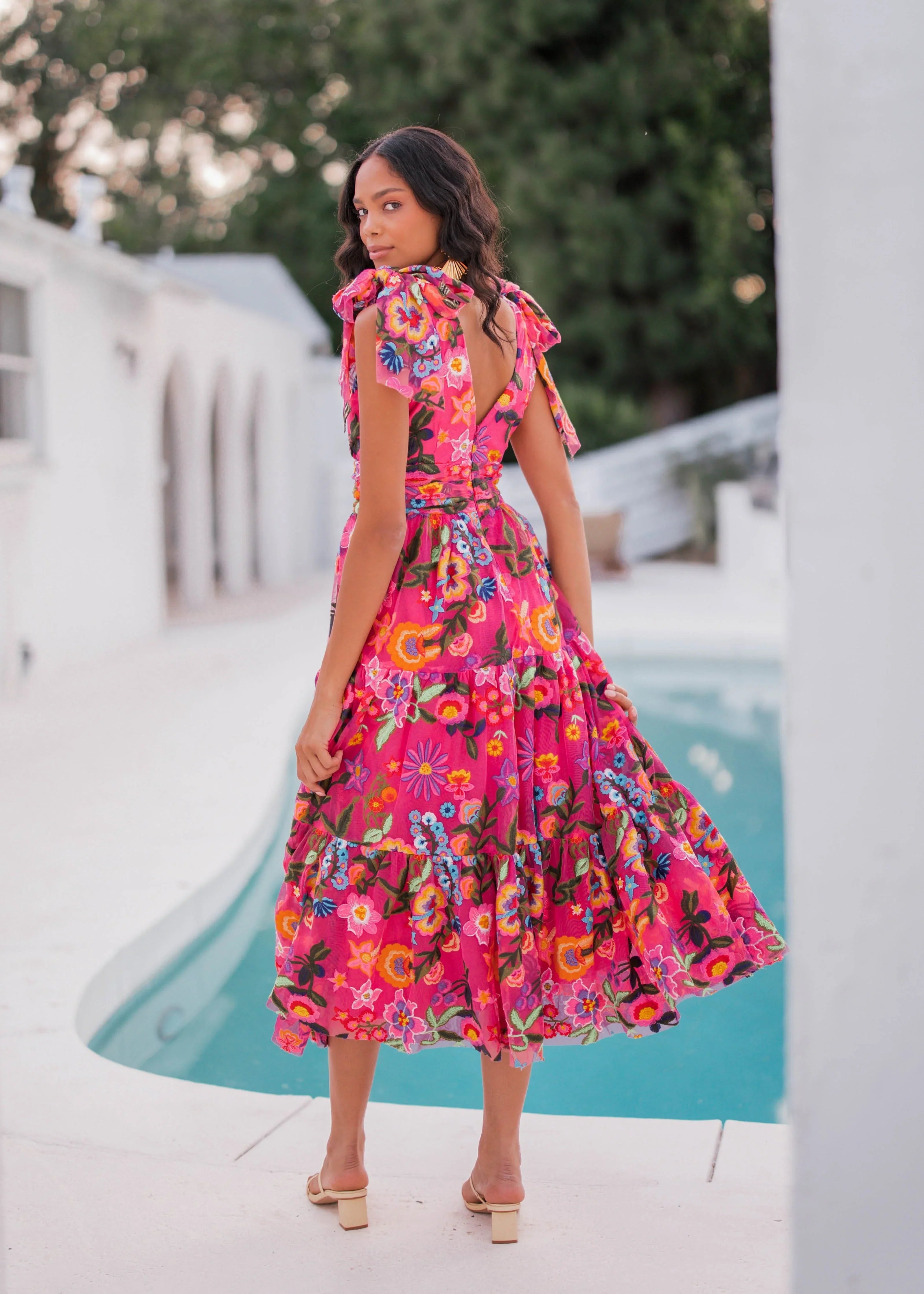 Vestido midi sin mangas con corte imperio y estampado de hibisco