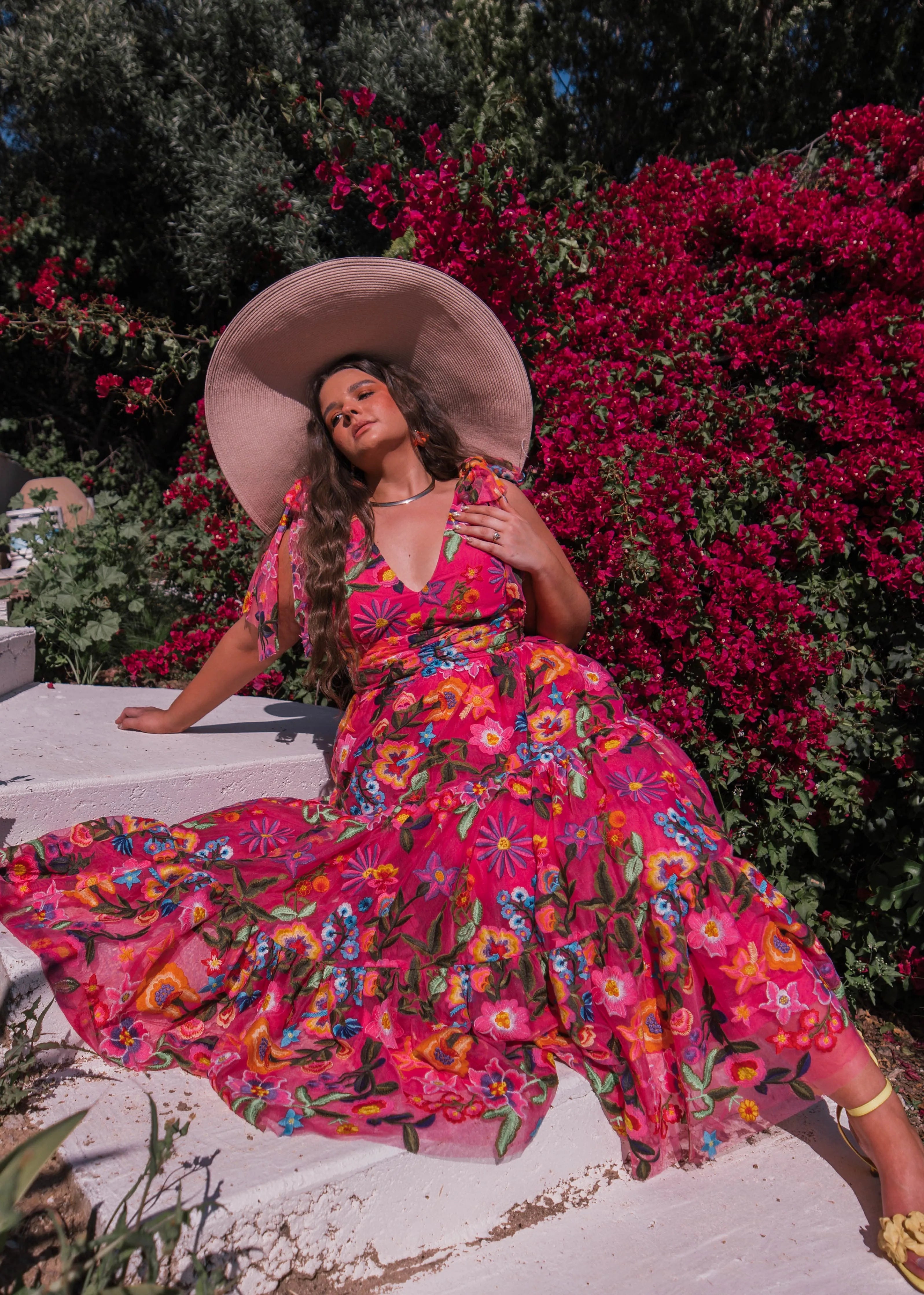 Vestido midi sin mangas con corte imperio y estampado de hibisco
