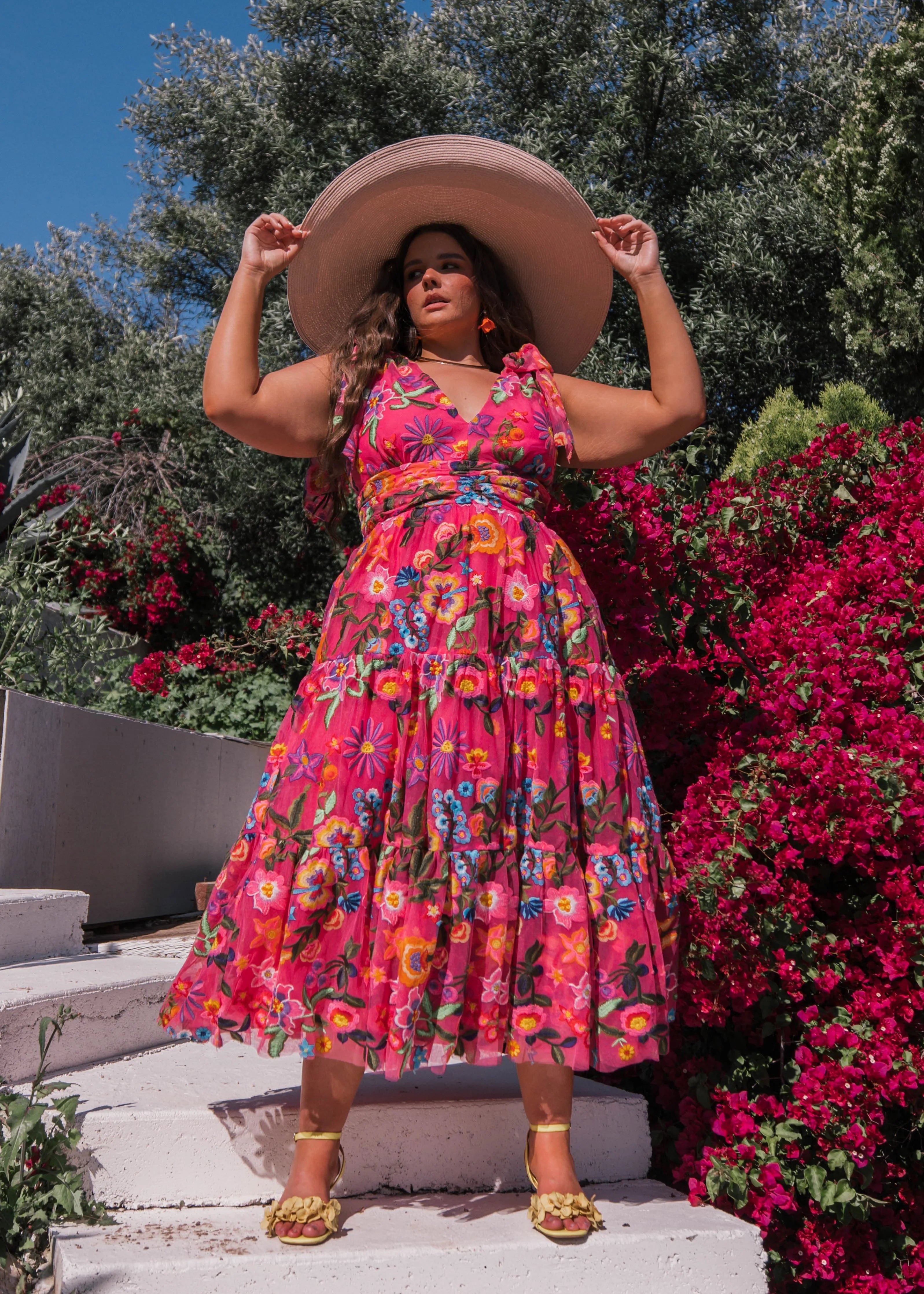 Vestido midi sin mangas con corte imperio y estampado de hibisco