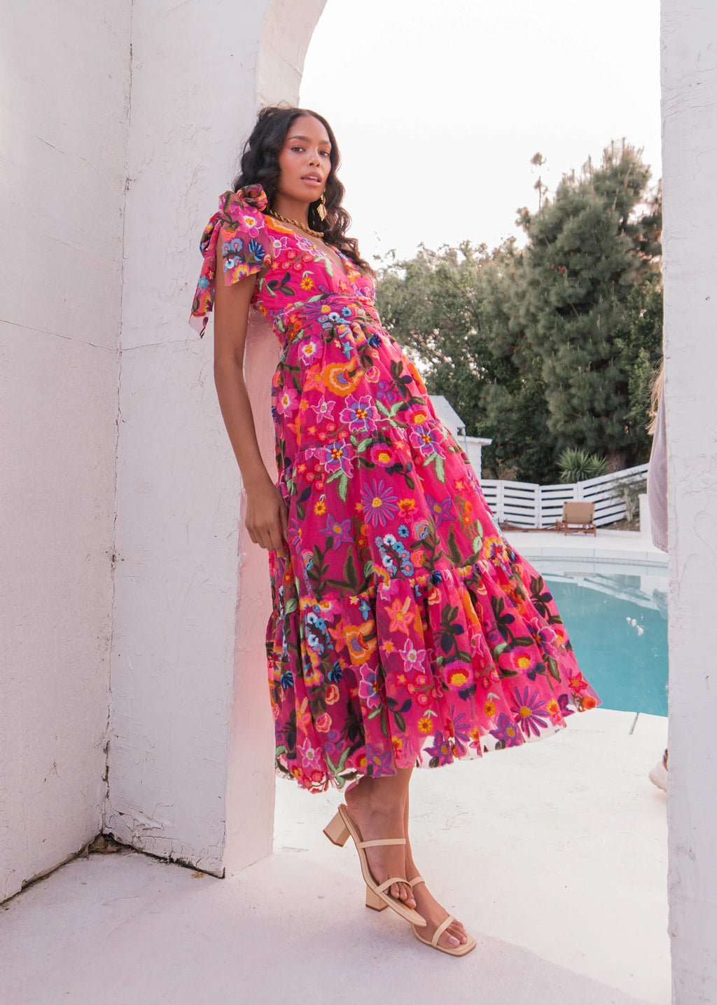 Vestido midi sin mangas con corte imperio y estampado de hibisco