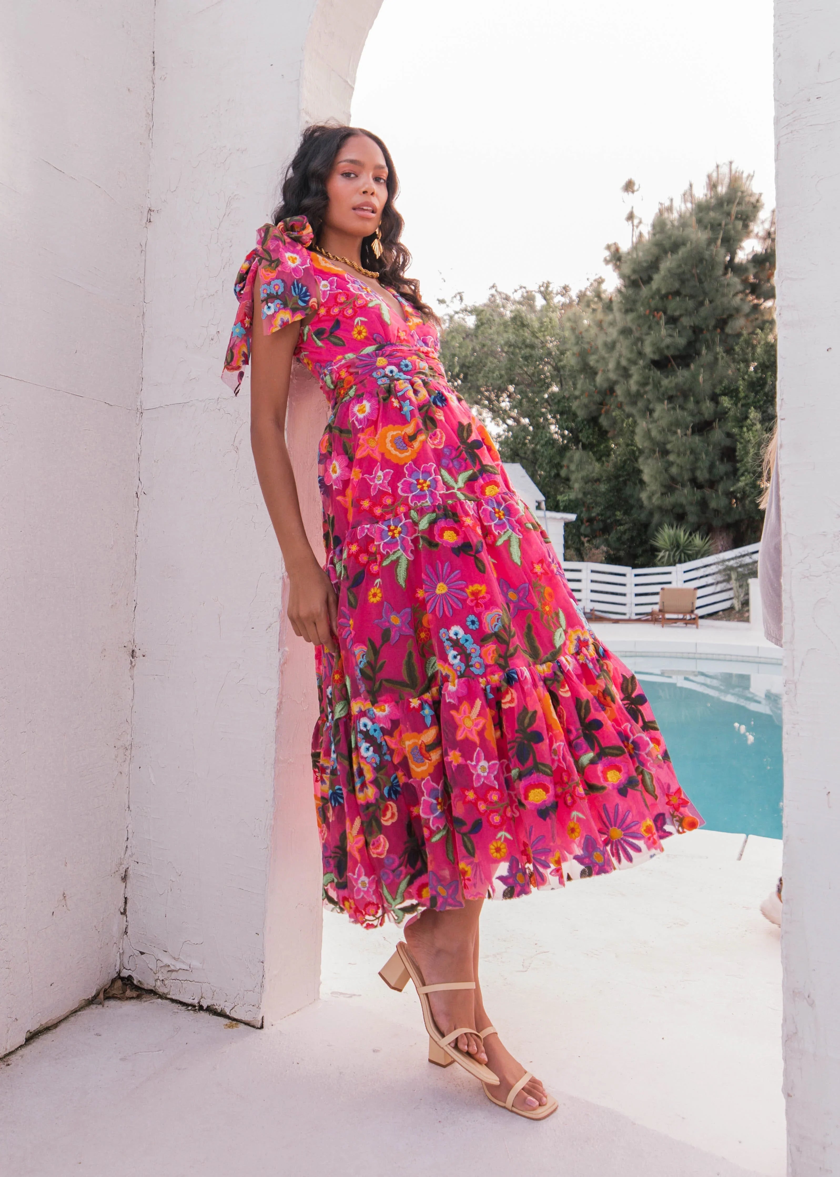 Vestido midi sin mangas con corte imperio y estampado de hibisco