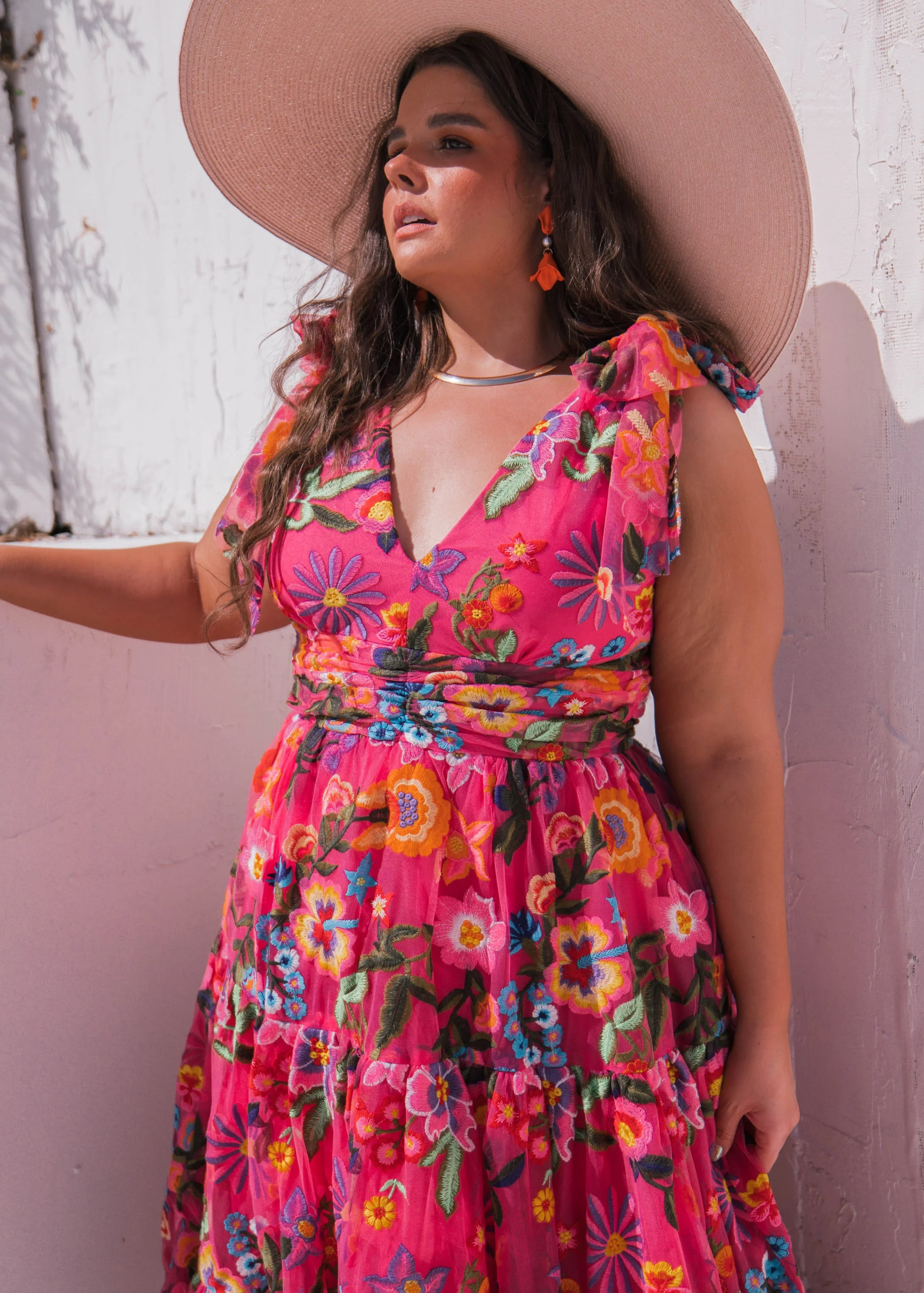 Vestido midi sin mangas con corte imperio y estampado de hibisco