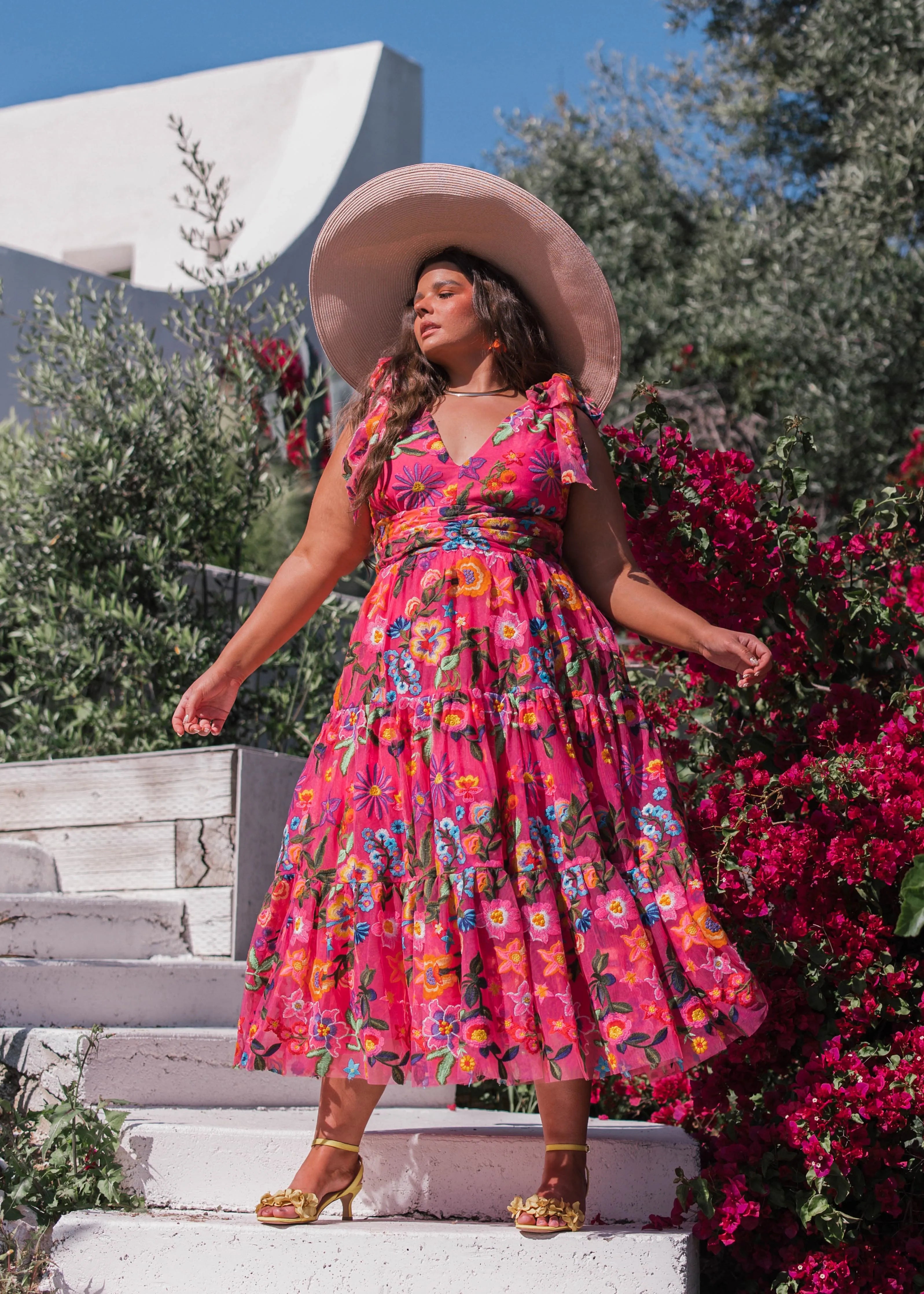 Vestido midi sin mangas con corte imperio y estampado de hibisco