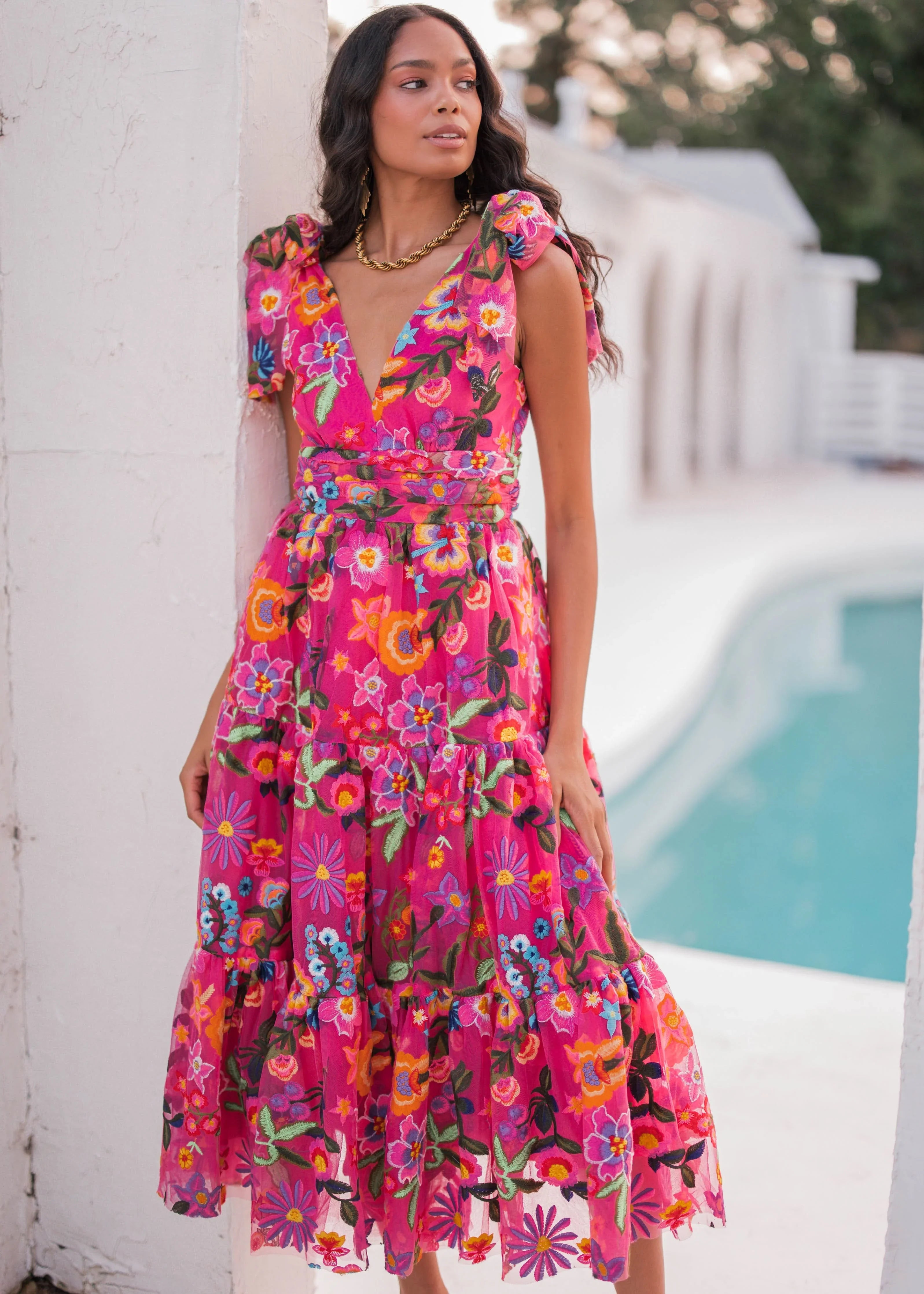 Vestido midi sin mangas con corte imperio y estampado de hibisco