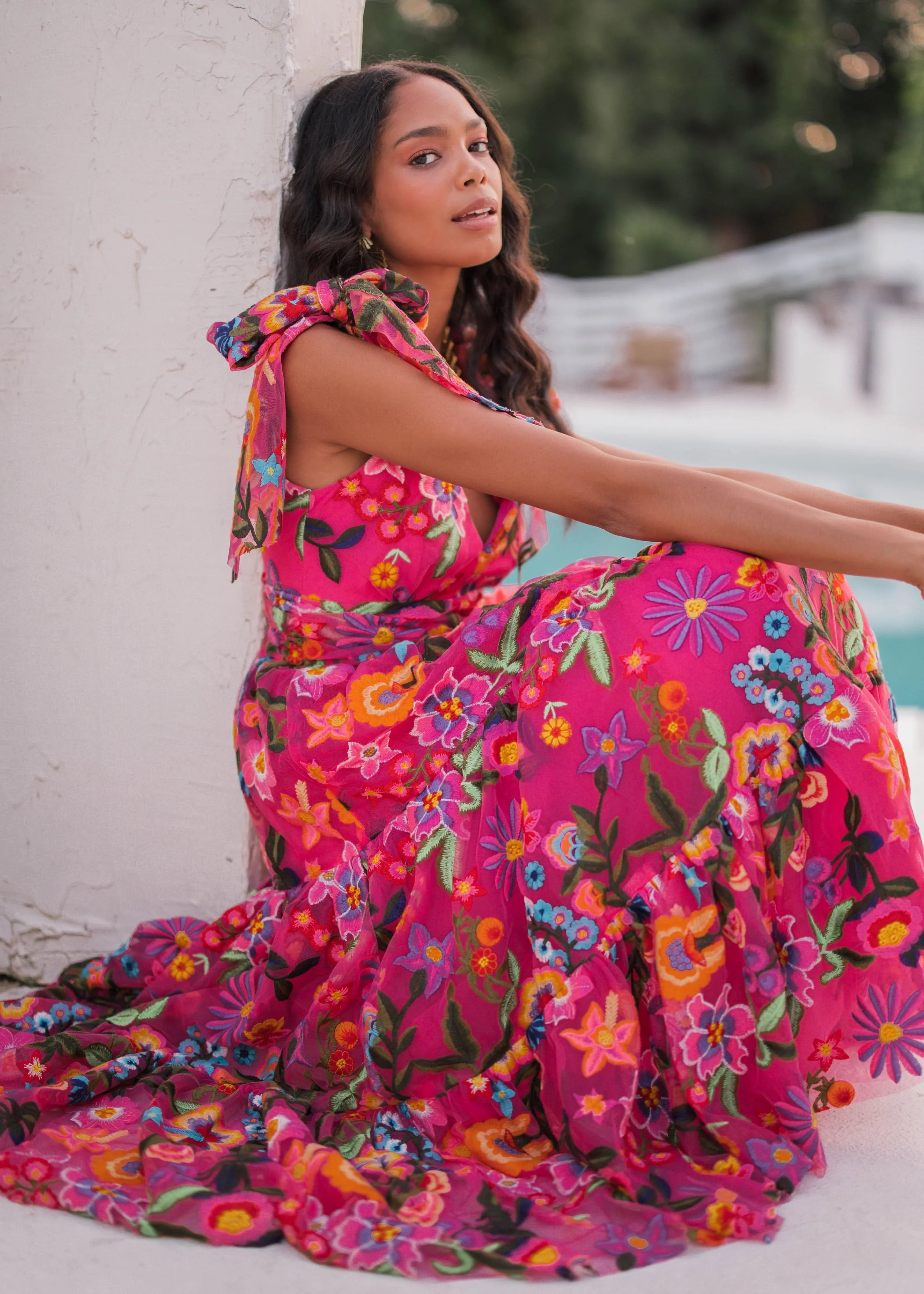 Vestido midi sin mangas con corte imperio y estampado de hibisco