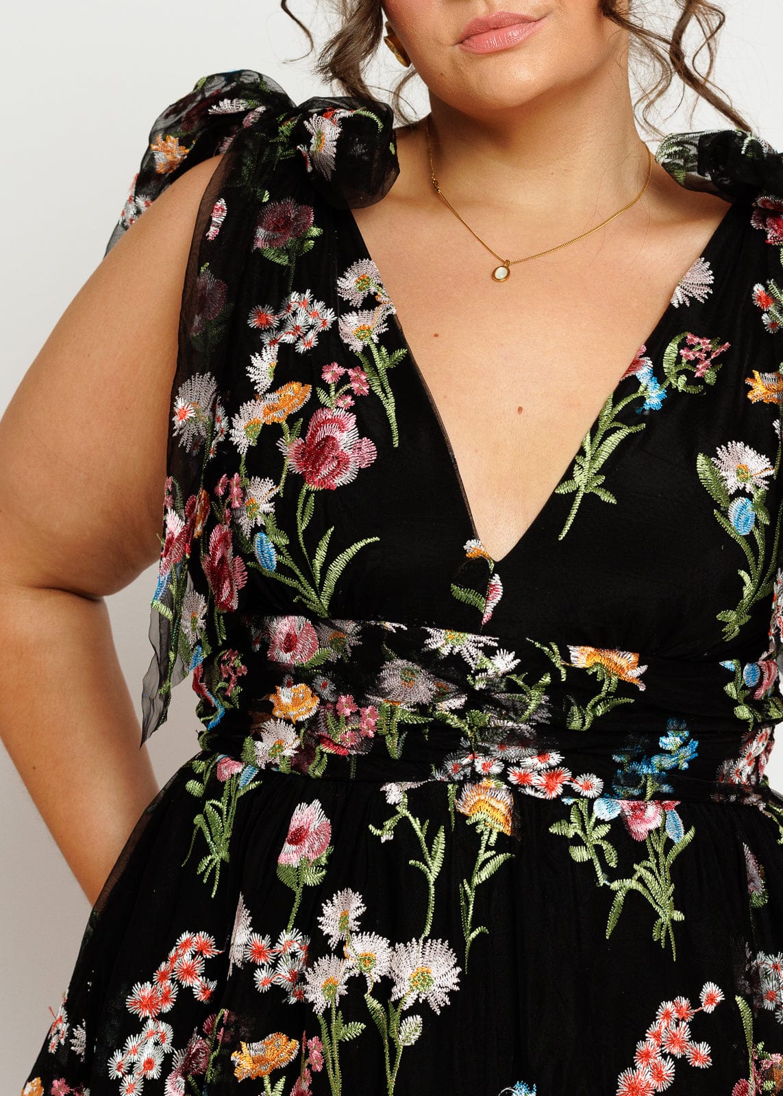 Vestido midi Margaret negro con bordado floral