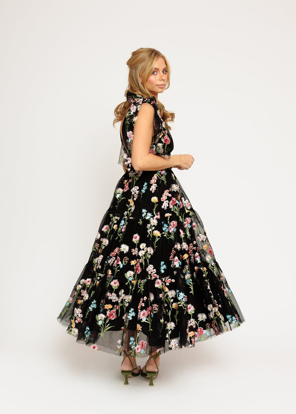 Vestido midi Margaret negro con bordado floral